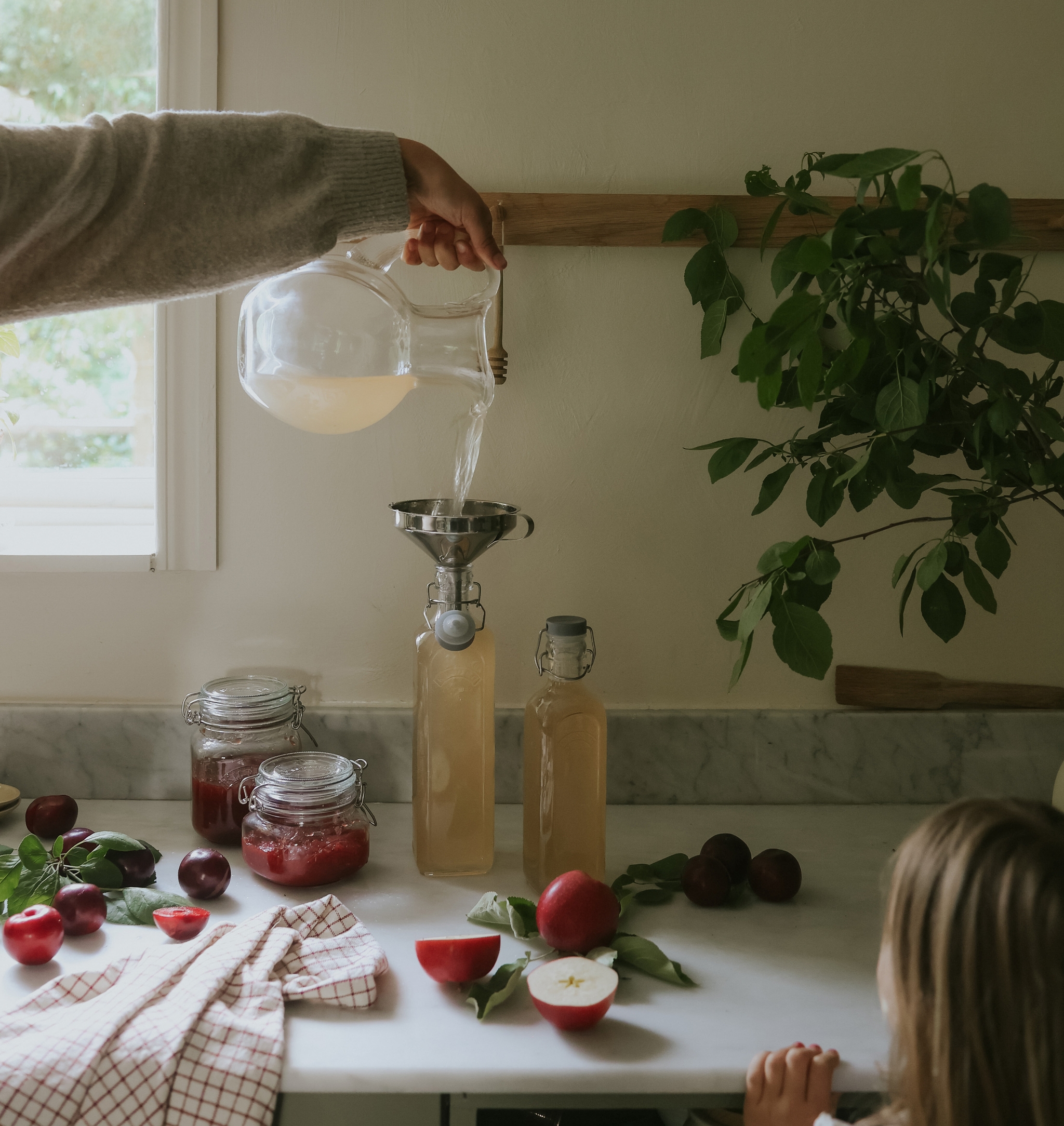 Hemmagjord saft som hälls upp på glasflaskor