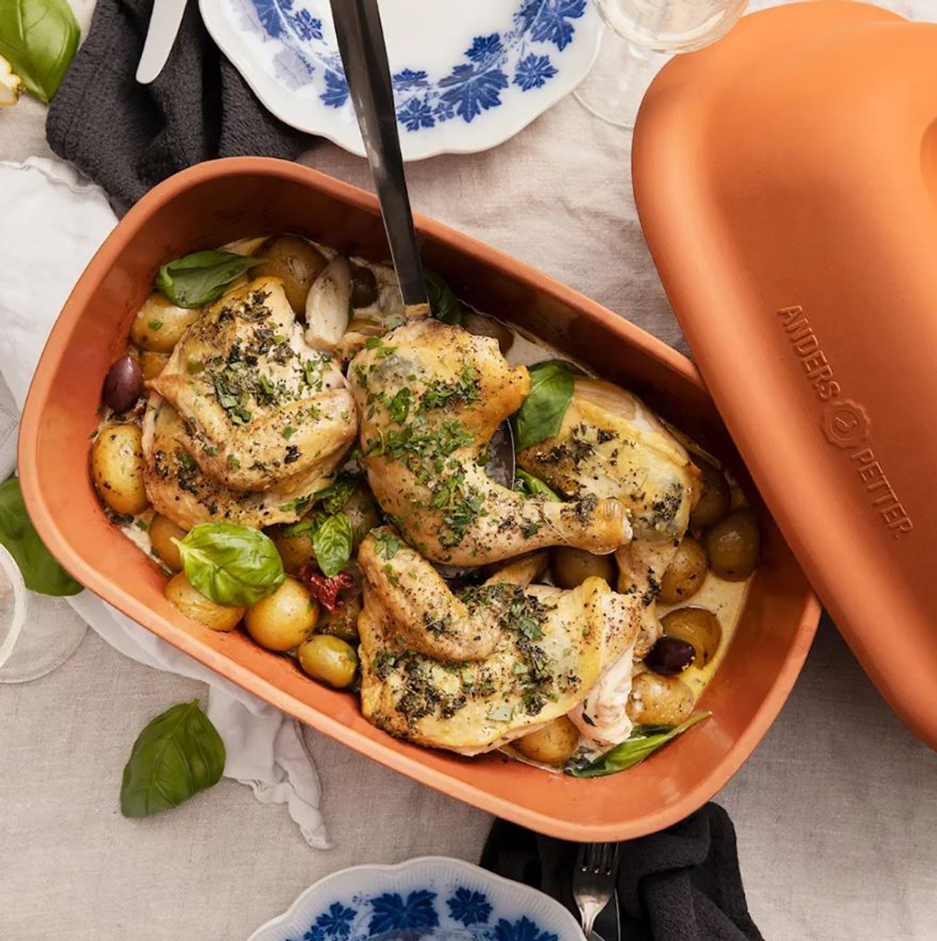 Lergryta med potatis och kyckling samt timjan vid sidan 