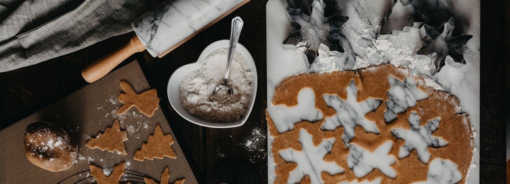 Pepparkaksbak med deg och kavel på ett bakbord