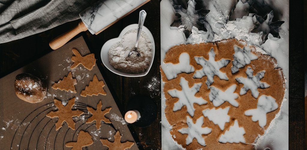 Pepparkaksbak med deg och kavel på ett bakbord