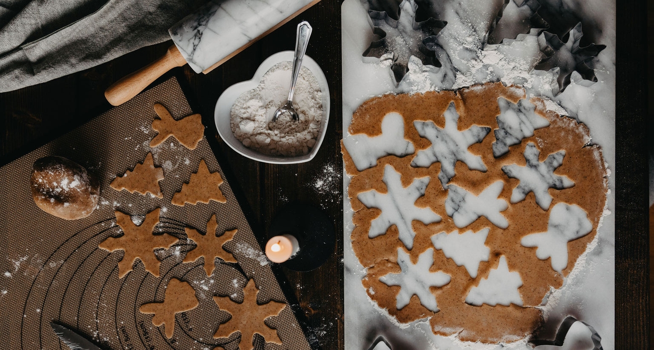 Pepperkakebaking med deig og kjevle på et bakebord