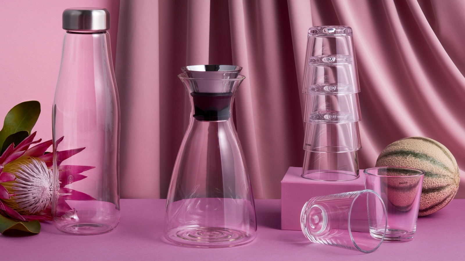 Eva SoloEva Solo vattenkanna och glas på rosa bord