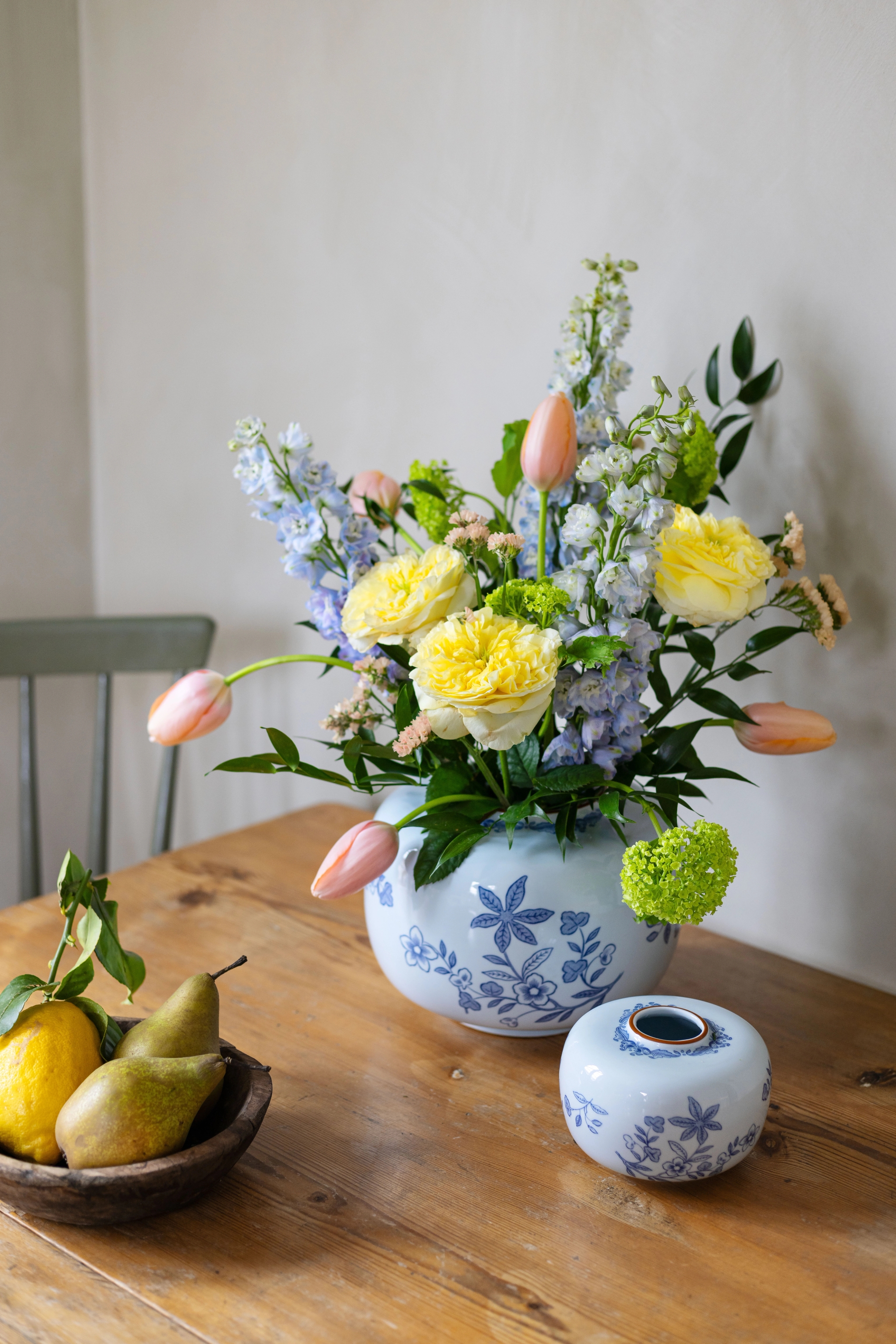 present till svärmor en vas med fina blommor 