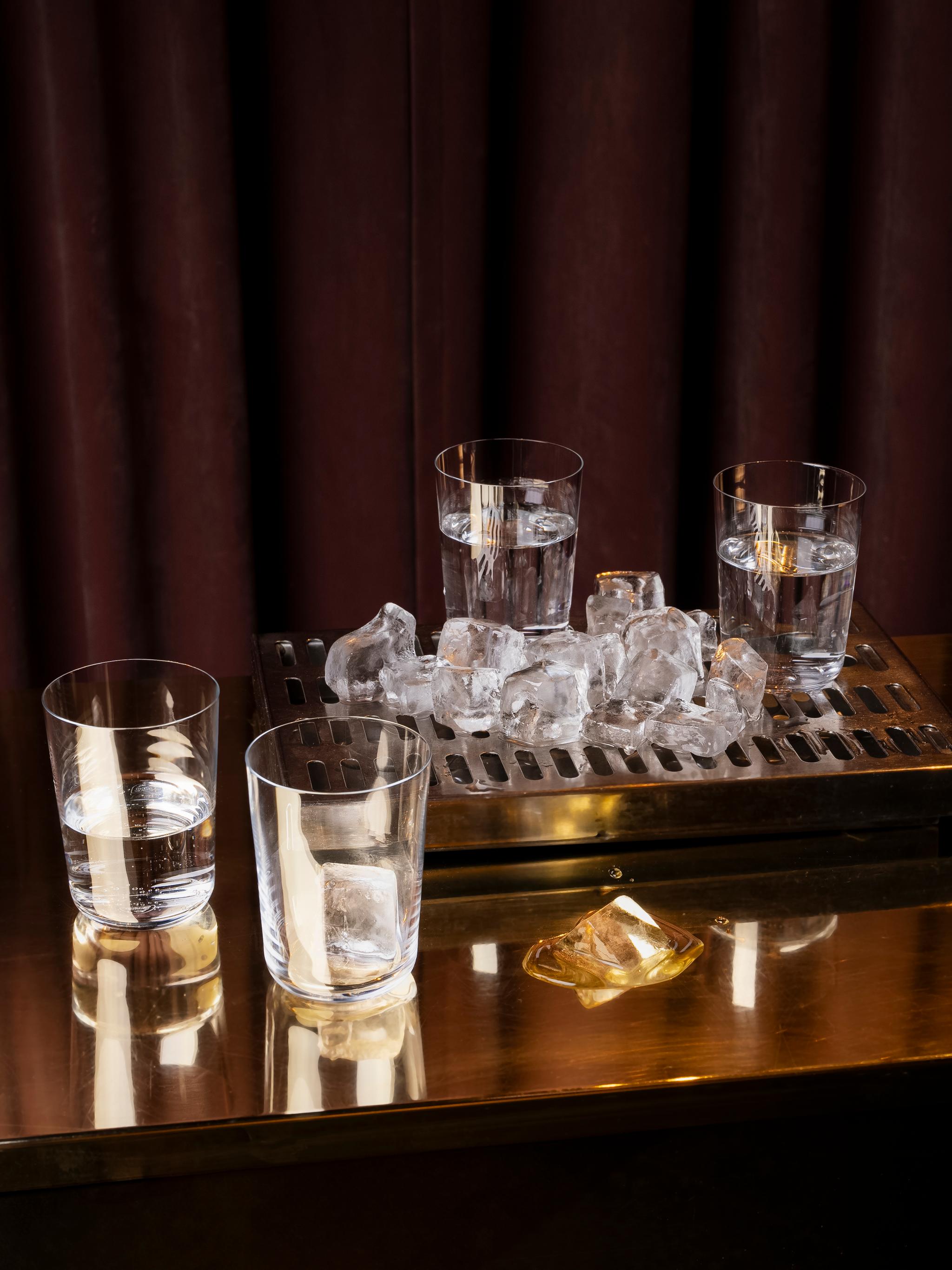 Vattenglas med is på en bardisk