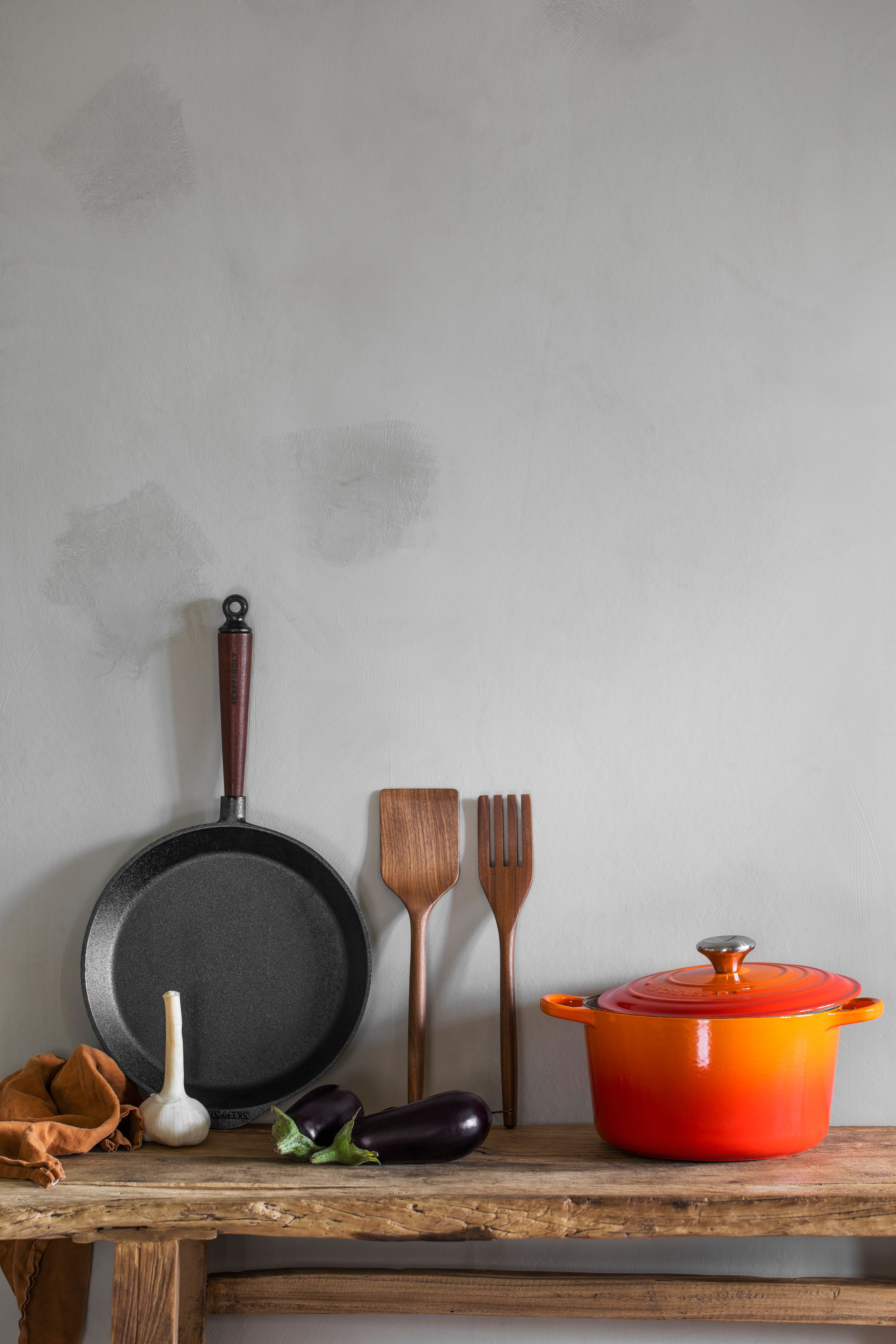 En stekpanna i gjutjärn från Skeppshult står på en köksbänk mot en vägg