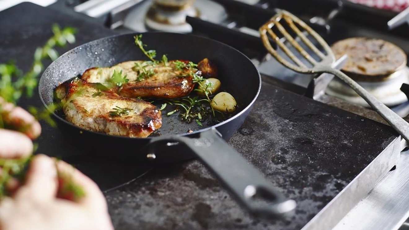 BK - Käytänöllinen ja laadukas Black Steel -sarjan paistinpannu 