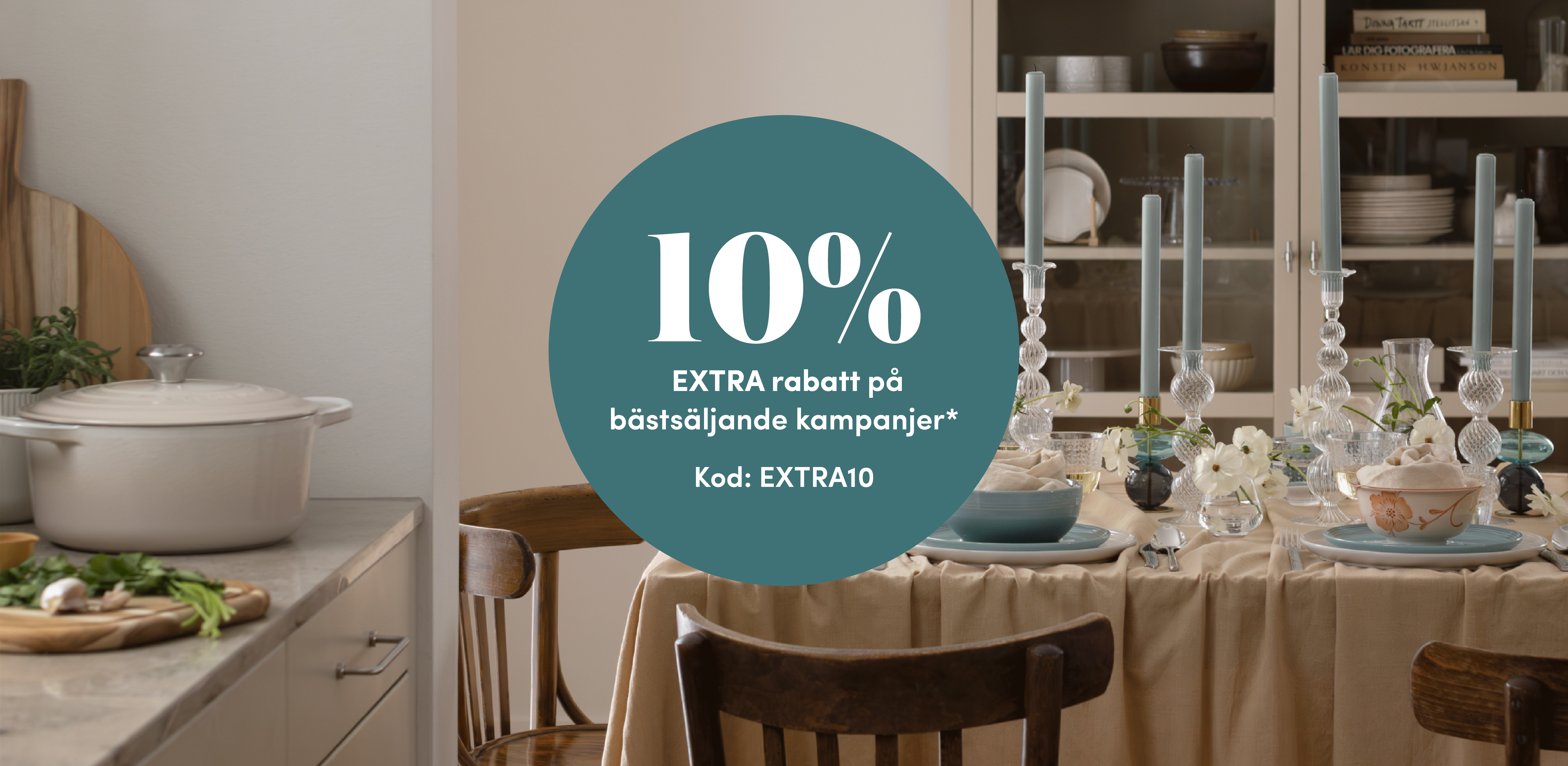En köksbänk med en kastrull och ett matbord dukat med ljus, täckt med en blågrön cirkel med reklam för "10 % EXTRA rabatt på bästsäljande kampanjer* Kod: EXTRA10".