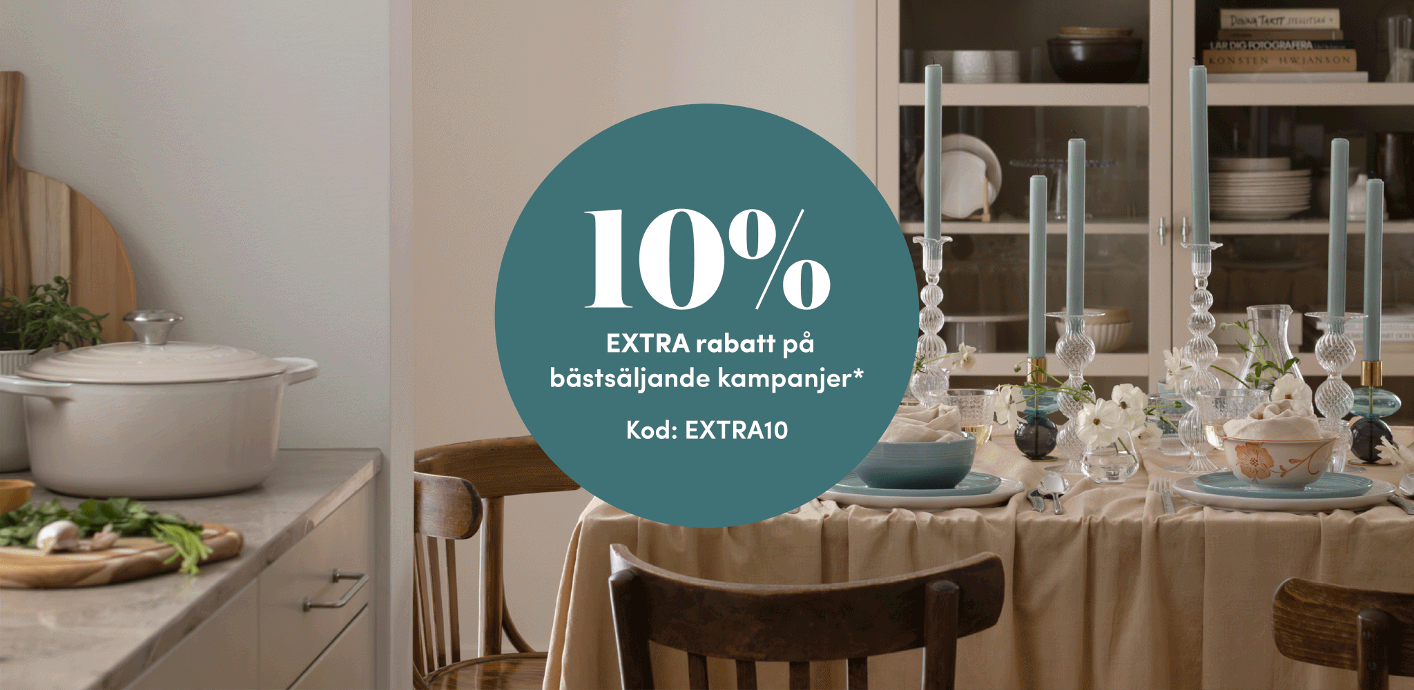 En köksbänk med en kastrull och ett matbord dukat med ljus, täckt med en blågrön cirkel med reklam för "10 % EXTRA rabatt på bästsäljande kampanjer* Kod: EXTRA10".