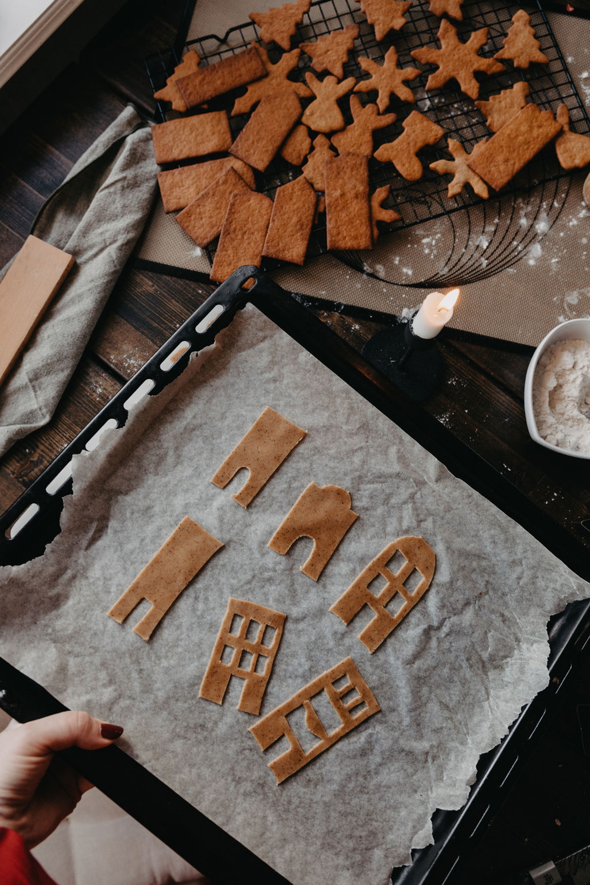 Ogräddade pepparkakor på en plåt