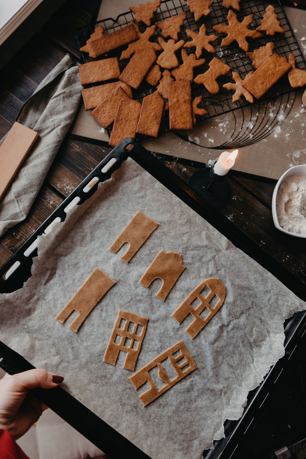 Ogräddade pepparkakor på en plåt