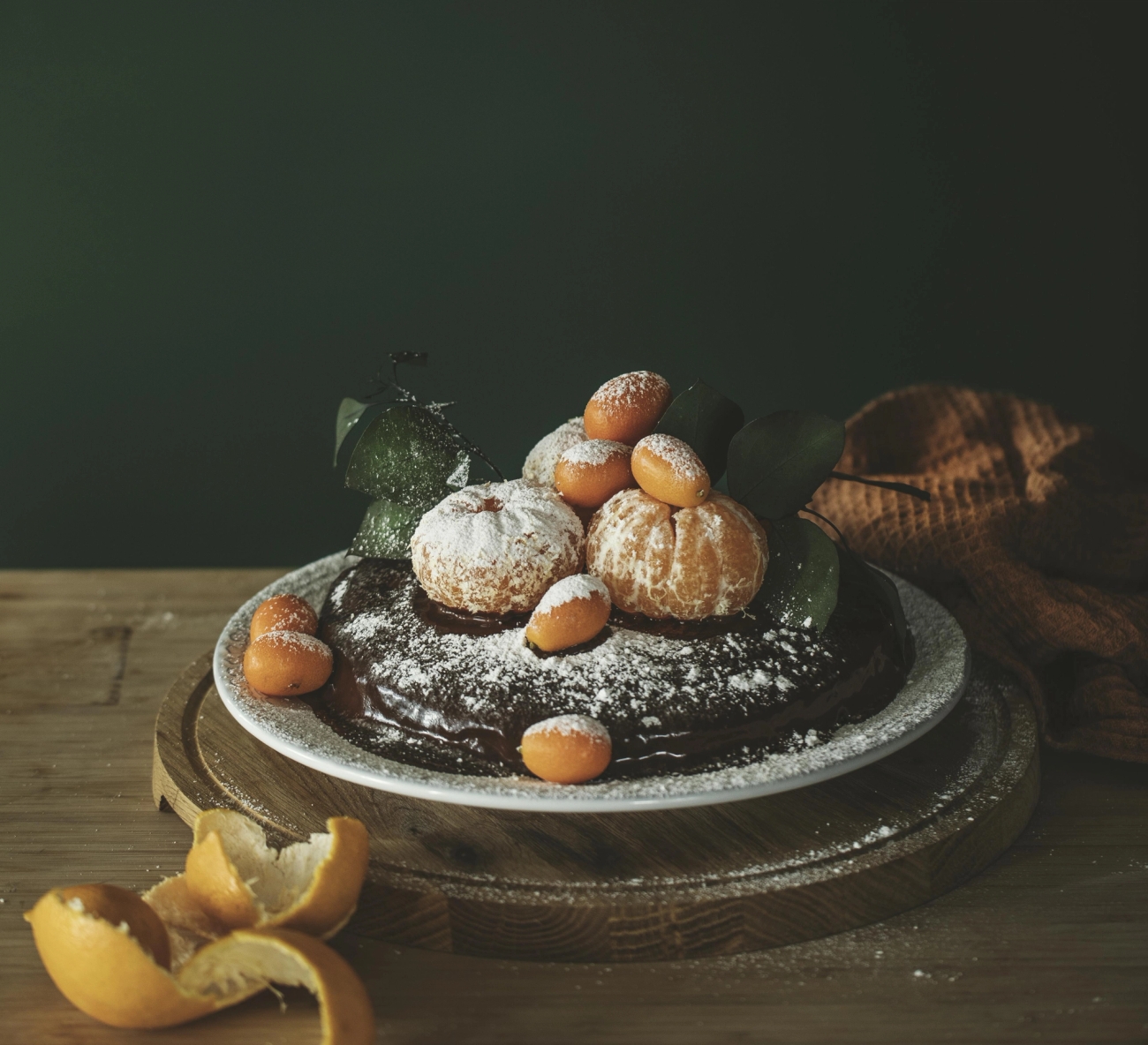 Bakdekorationer av citrusfrukter på sockerkaka serverat på vitt fat