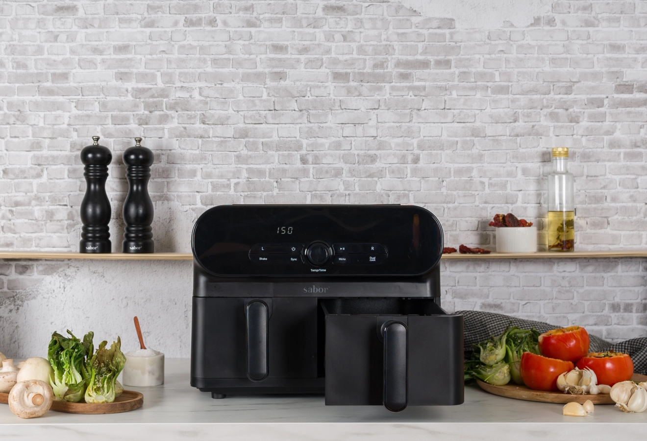 Airfryer dubbel i ett kök fyllt med grönsaker