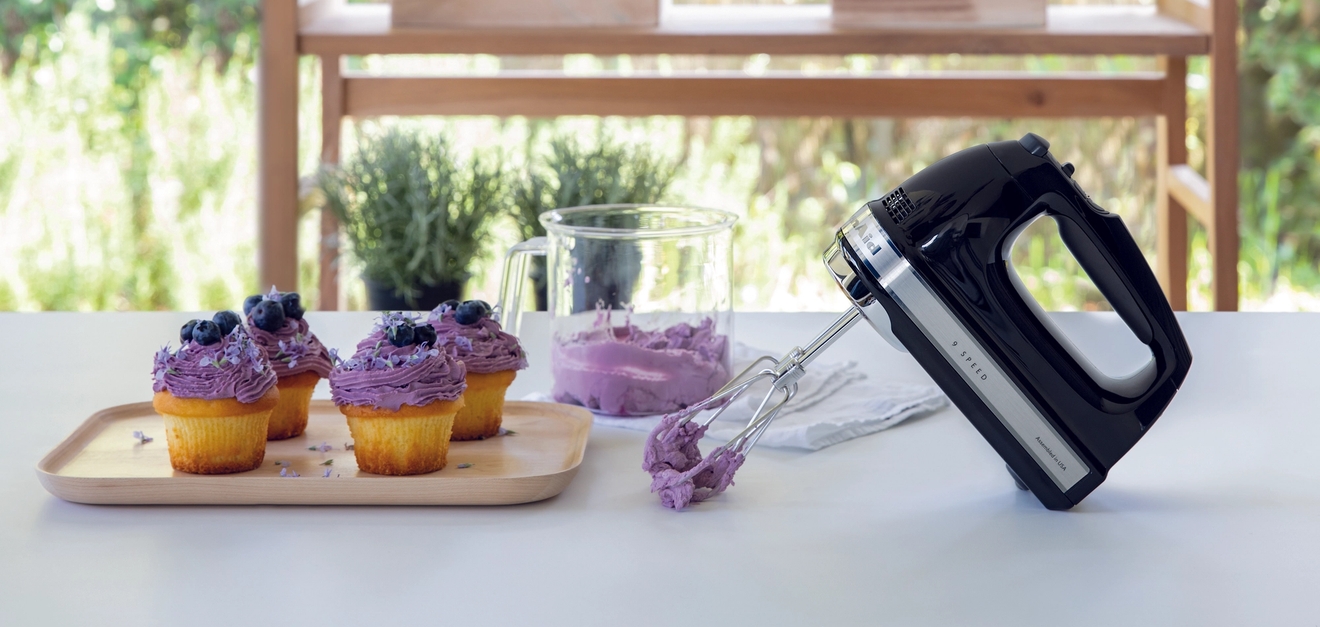 Kitchenaid midline sähkövatkain jolla on vatkattu violettia kuorrutetta kuppikakuille