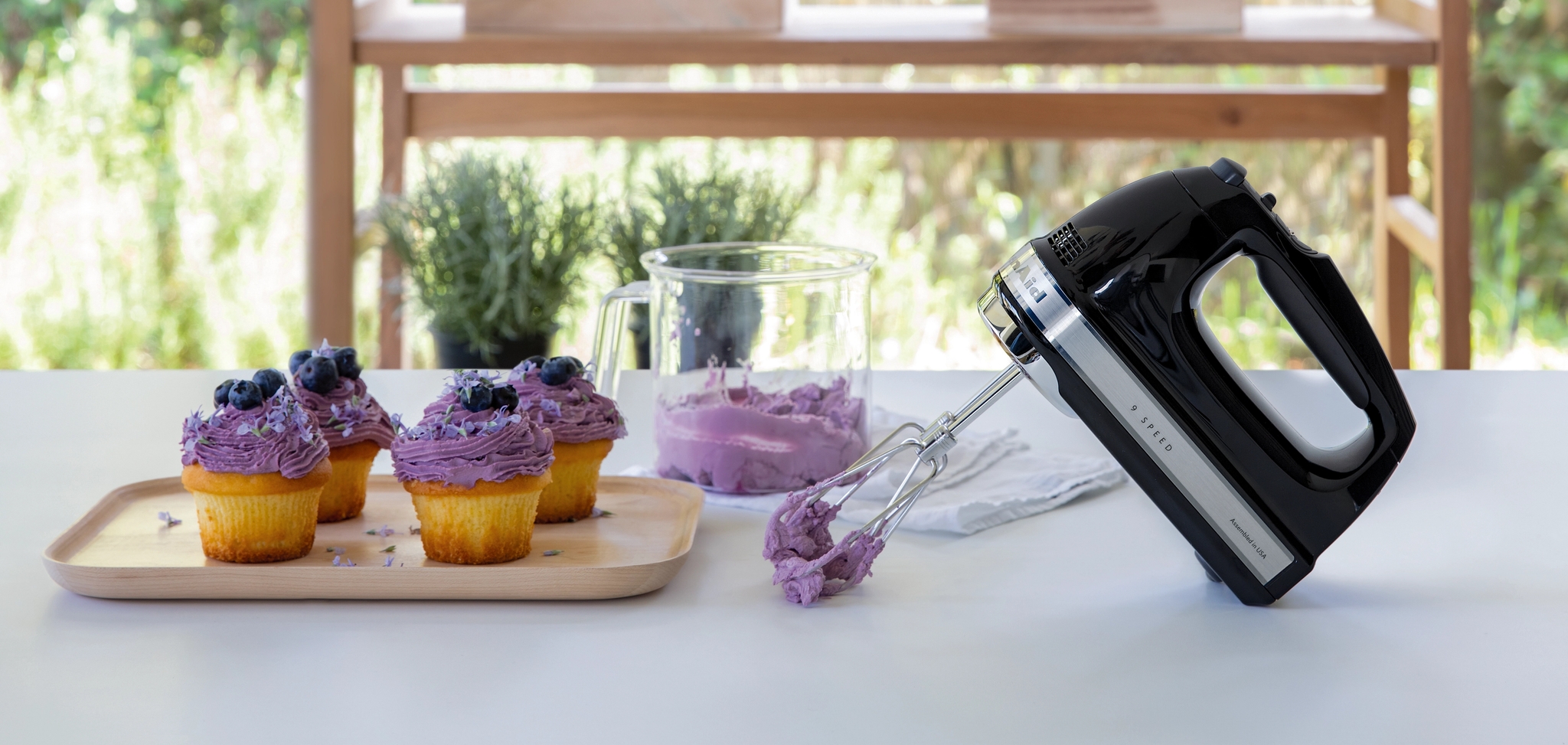 Kitchenaid midline sähkövatkain jolla on vatkattu violettia kuorrutetta kuppikakuille