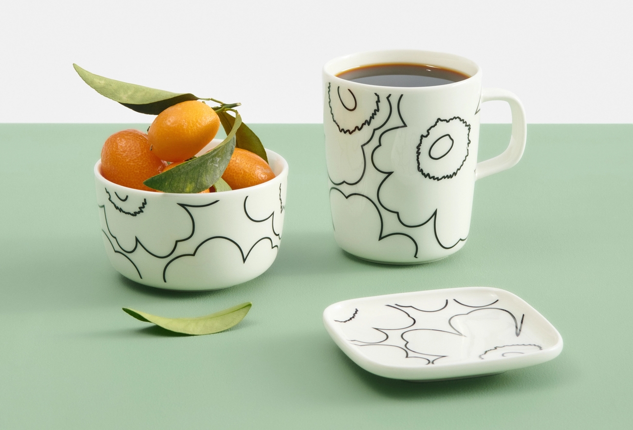 marimekko piirto unikko mustavalkoinen lautanen muki ja kulho hedelmien kera