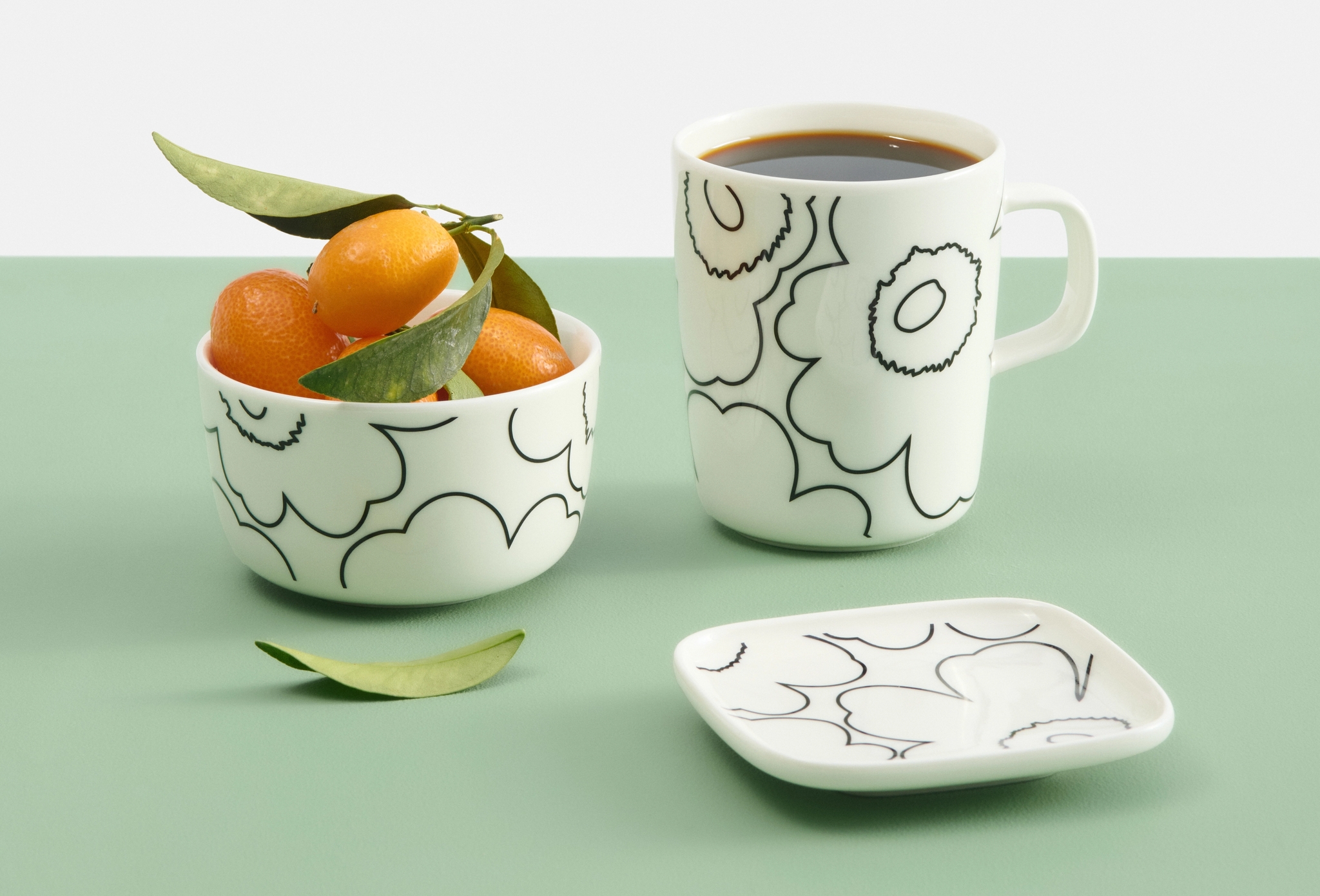 marimekko piirto unikko mustavalkoinen lautanen muki ja kulho hedelmien kera