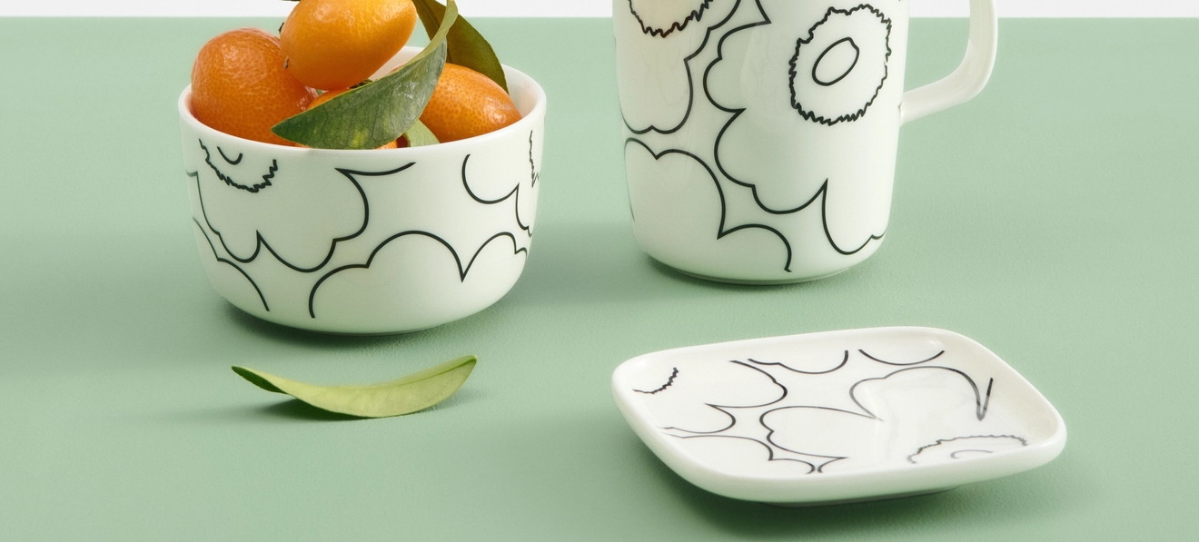 marimekko piirto unikko mustavalkoinen lautanen muki ja kulho hedelmien kera