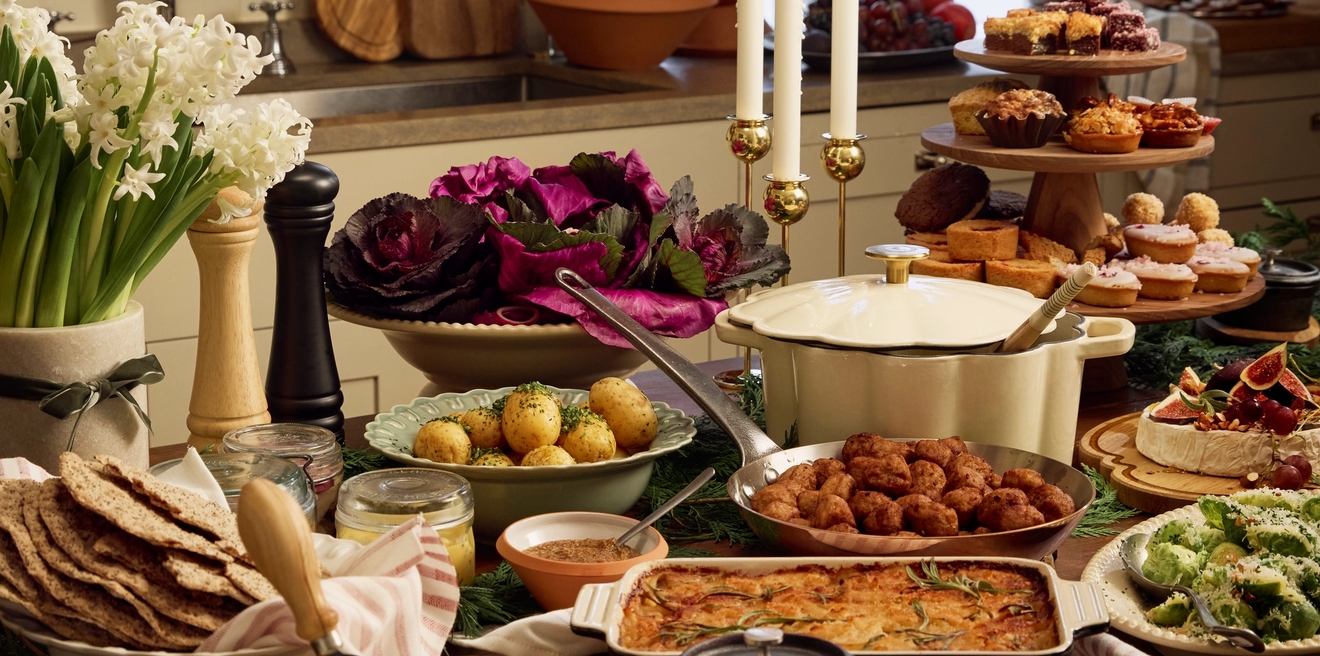 Joulupöytä jouluruoka padat ruoanlaitto uunivuoka