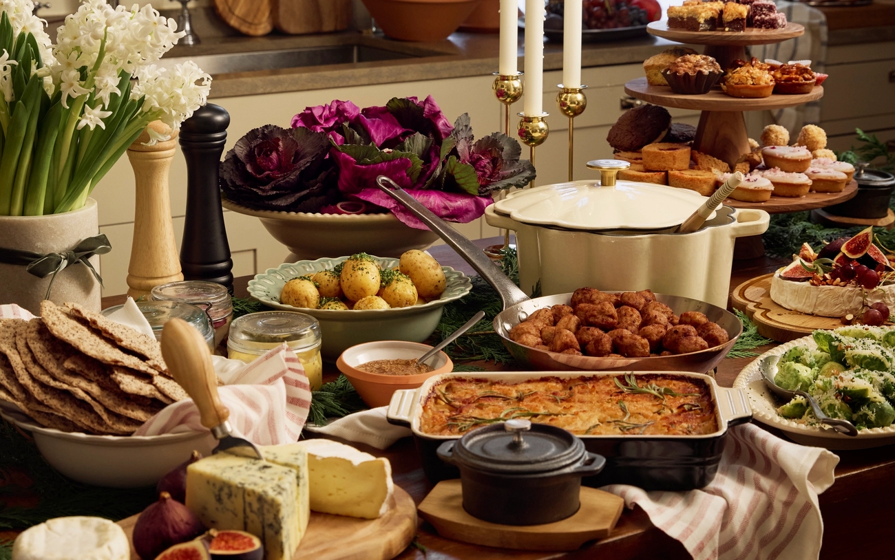 Joulupöytä jouluruoka padat ruoanlaitto uunivuoka