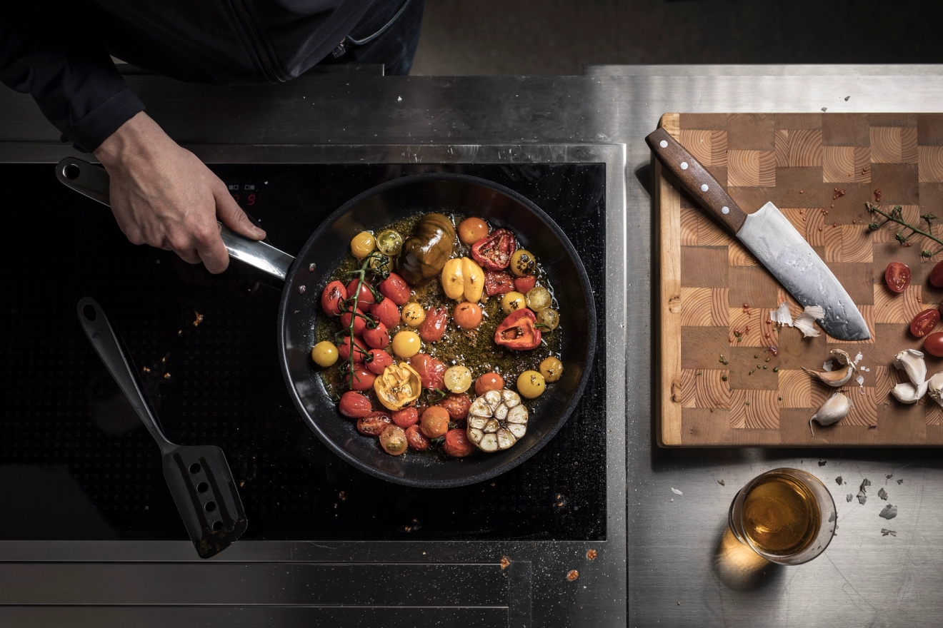 Fiskars stekpanna full med goda tomater och vitlök