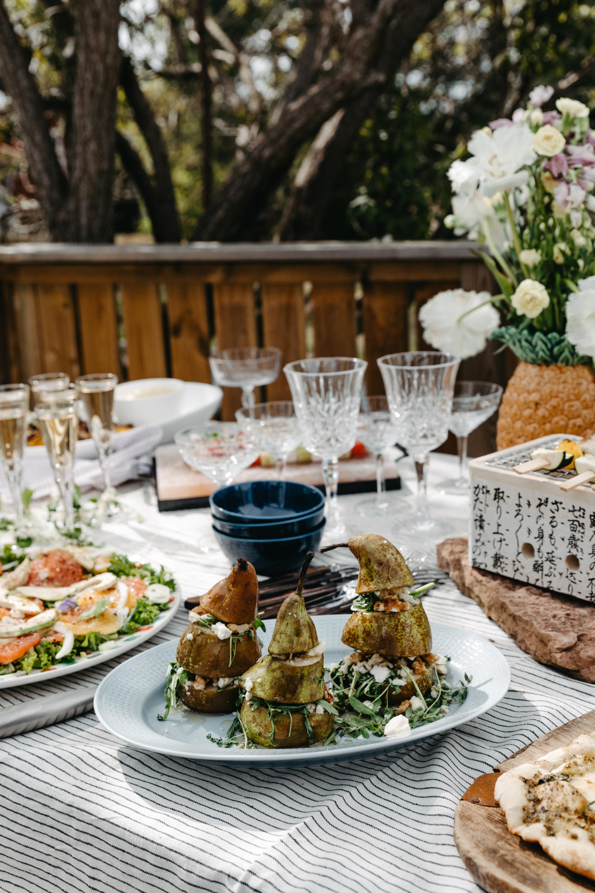Rörstrand vaaleansininen lautanen pöydän kattaus kesäjuhlat vinilasit kulhot luonnonkukat