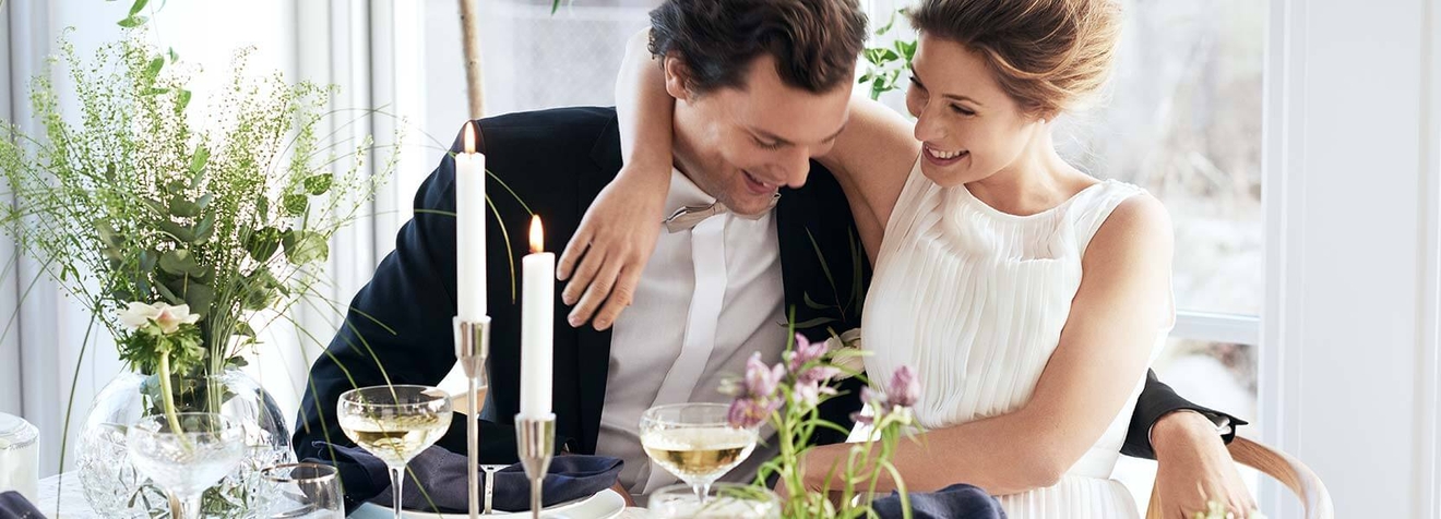 1 årig bröllopsdag brudpar som firar sin dag