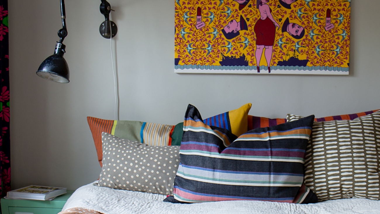 Snygg svart vägglampa vid sänggavel