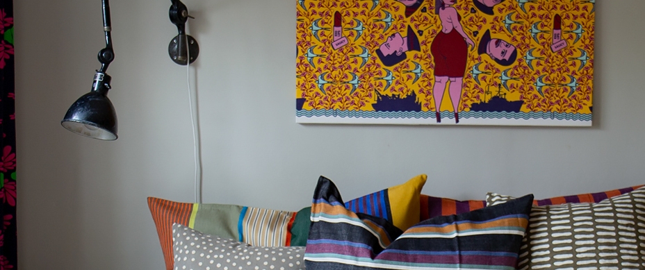 Snygg svart vägglampa vid sänggavel