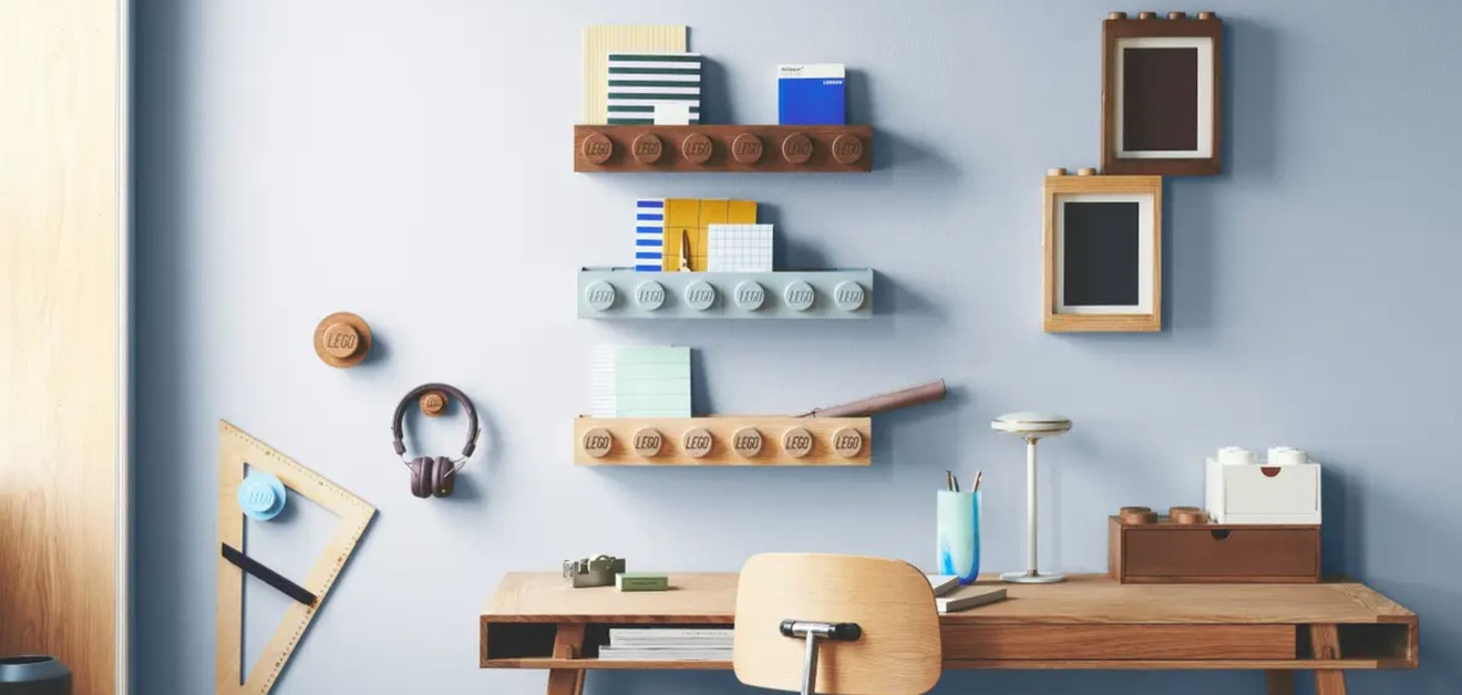 Esker & bokser fra Lego stående på et skrivebord