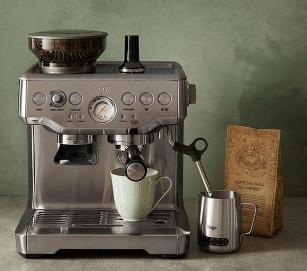 Espressomaskin som brygger en kopp kaffe