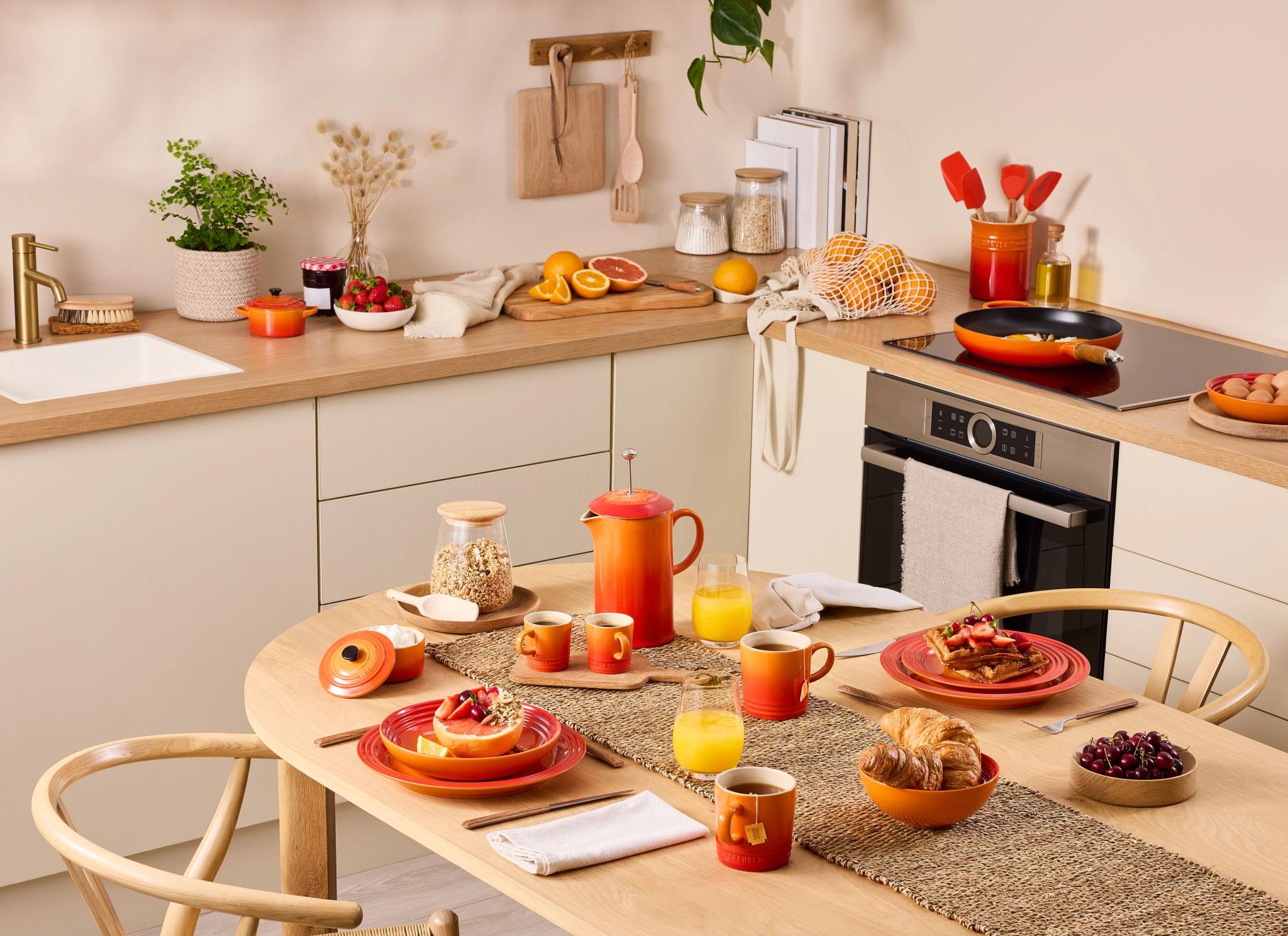 Borddekking med oransje servise fra Le Creuset