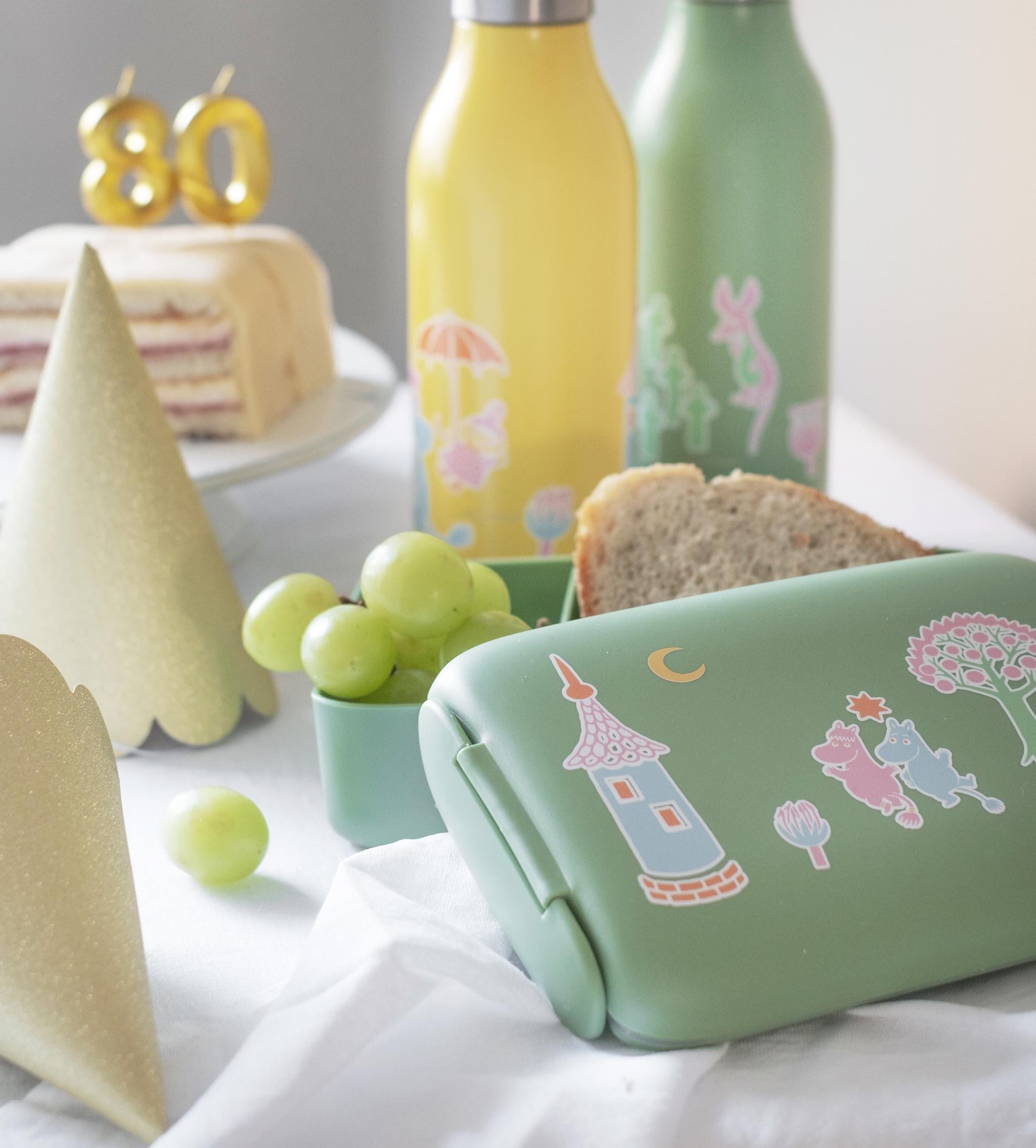 Muumi Juhlat kokoelman eväsrasia ja termospullot väreissä vihreä ja keltainen