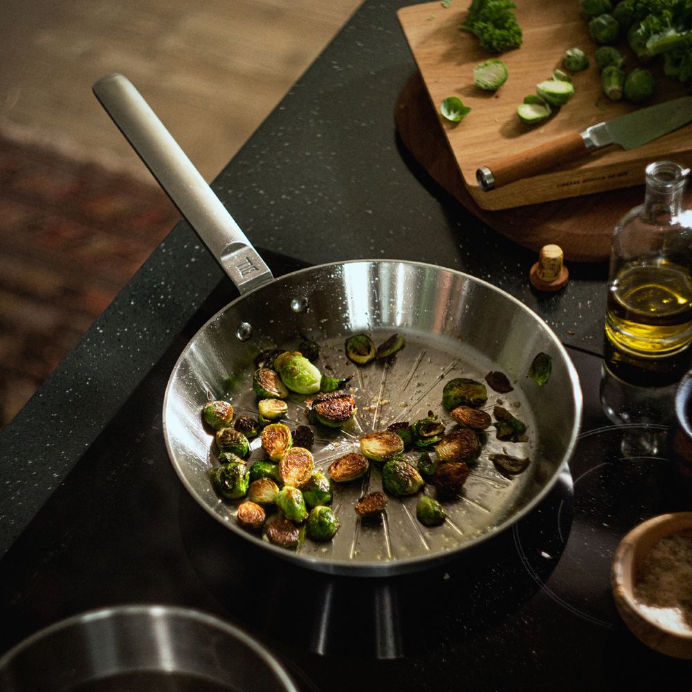 Stekpanna i rostfritt stål på spis