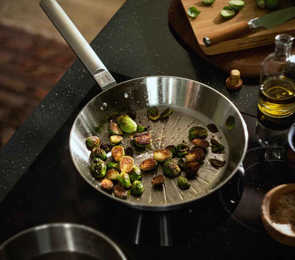 Stekpanna i rostfritt stål på spis