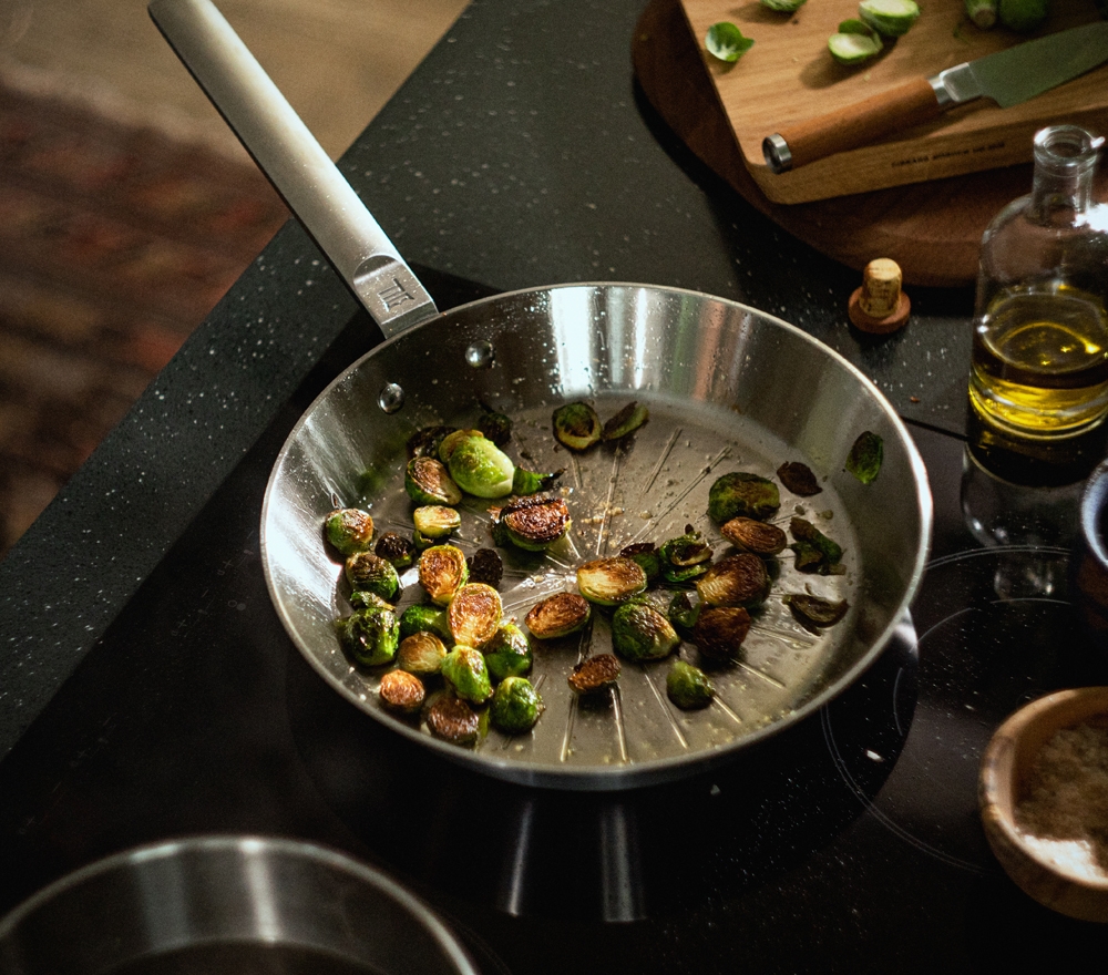 Stekpanna i rostfritt stål på spis