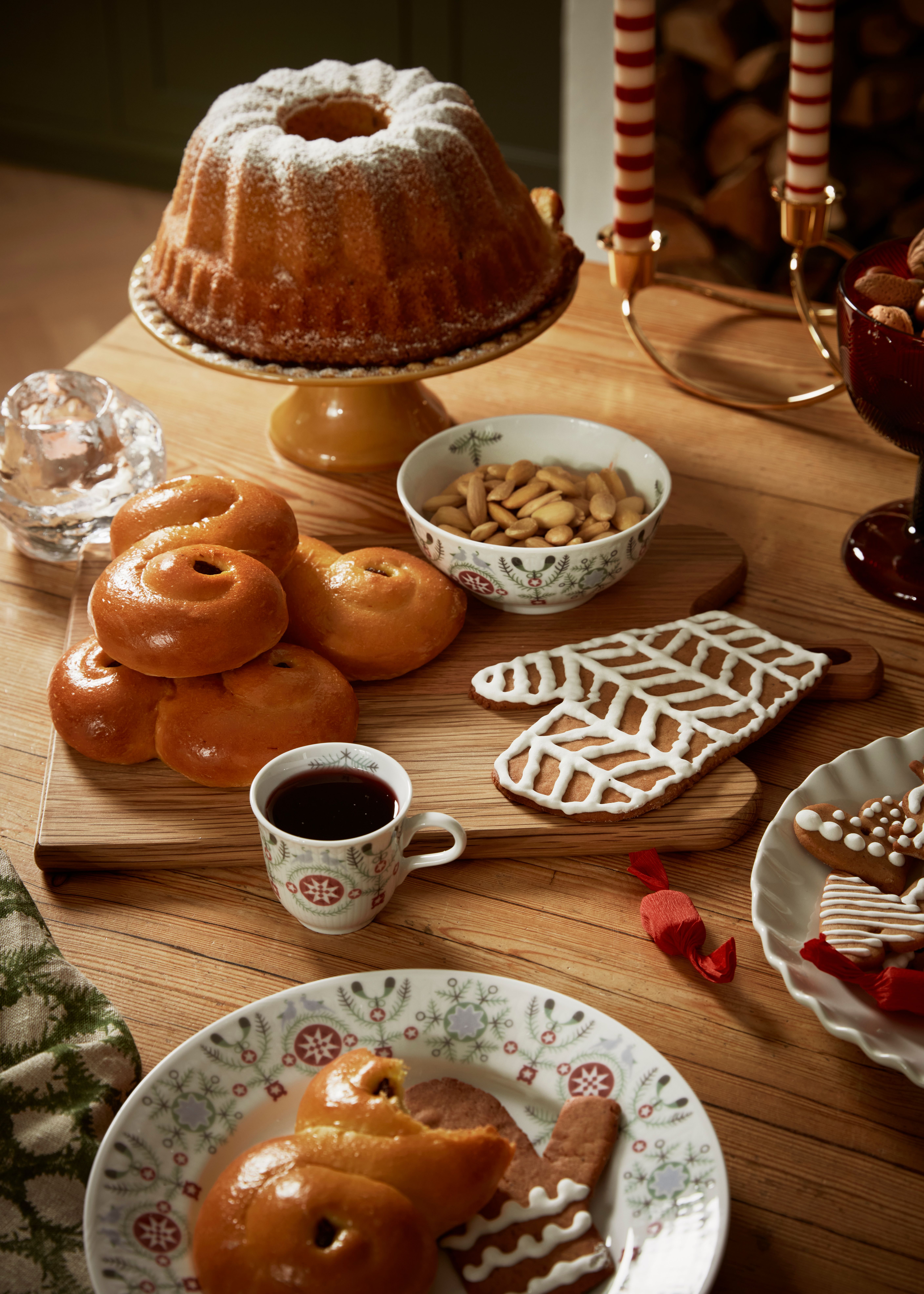 Pepperkaker og pepperkaker lagt på et bord til advent