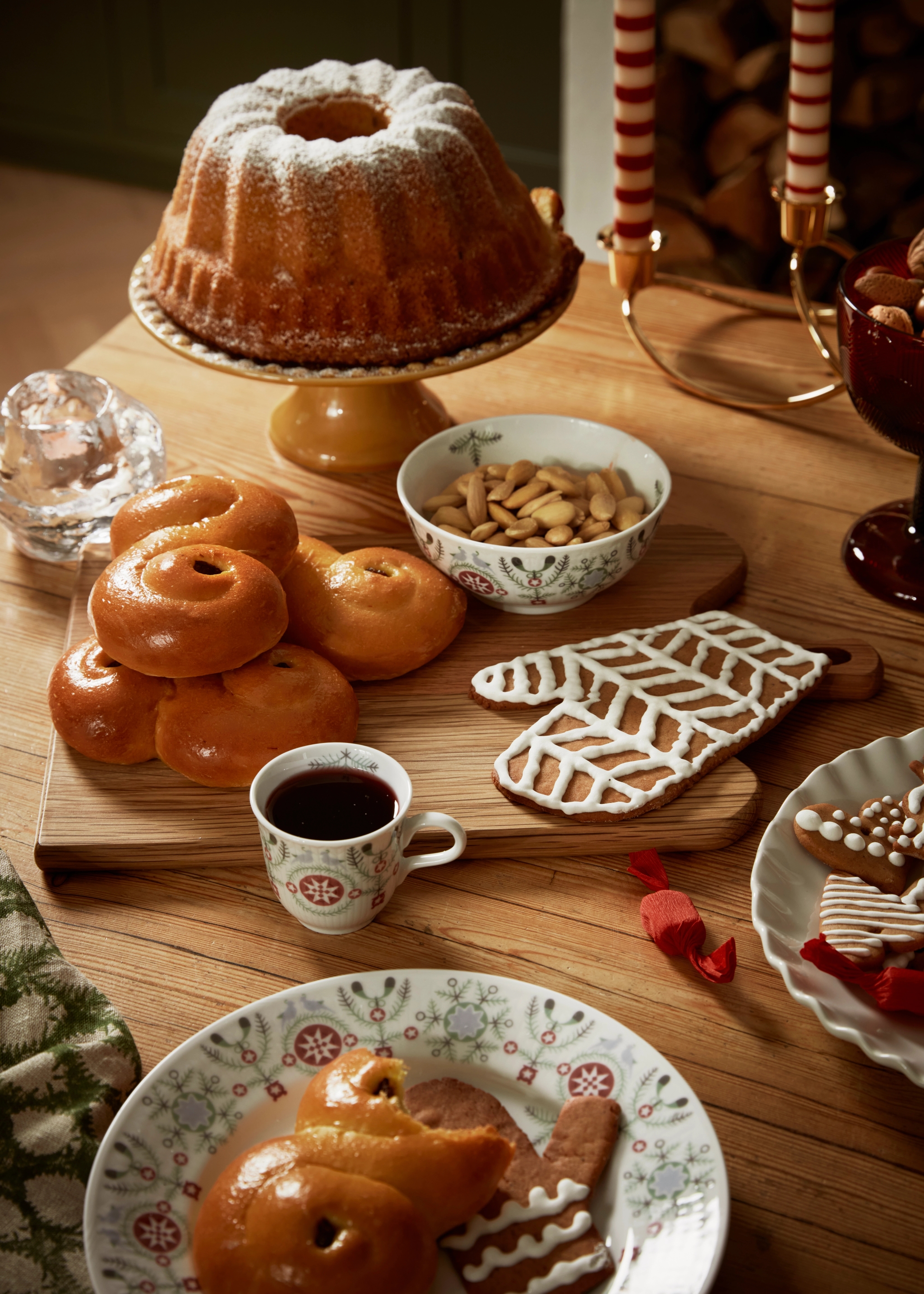 Glögg och lussebullar uppdukat på ett bord