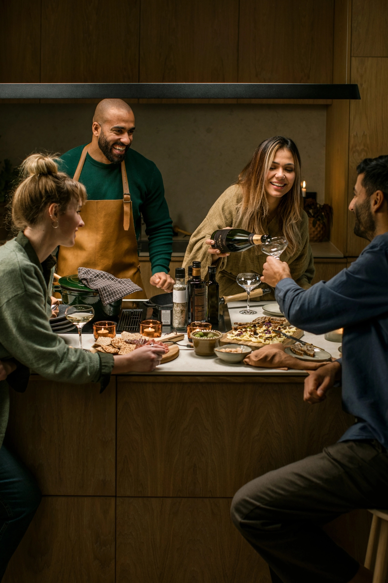 En vennegjeng sitter ved et festbord hvor det er lagt frem en rekke småretter