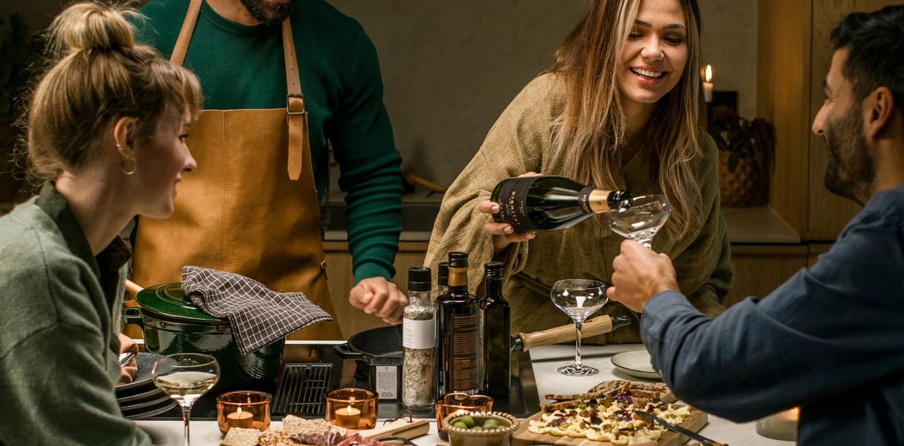 Personer som skålar med vackra glas runt ett bord