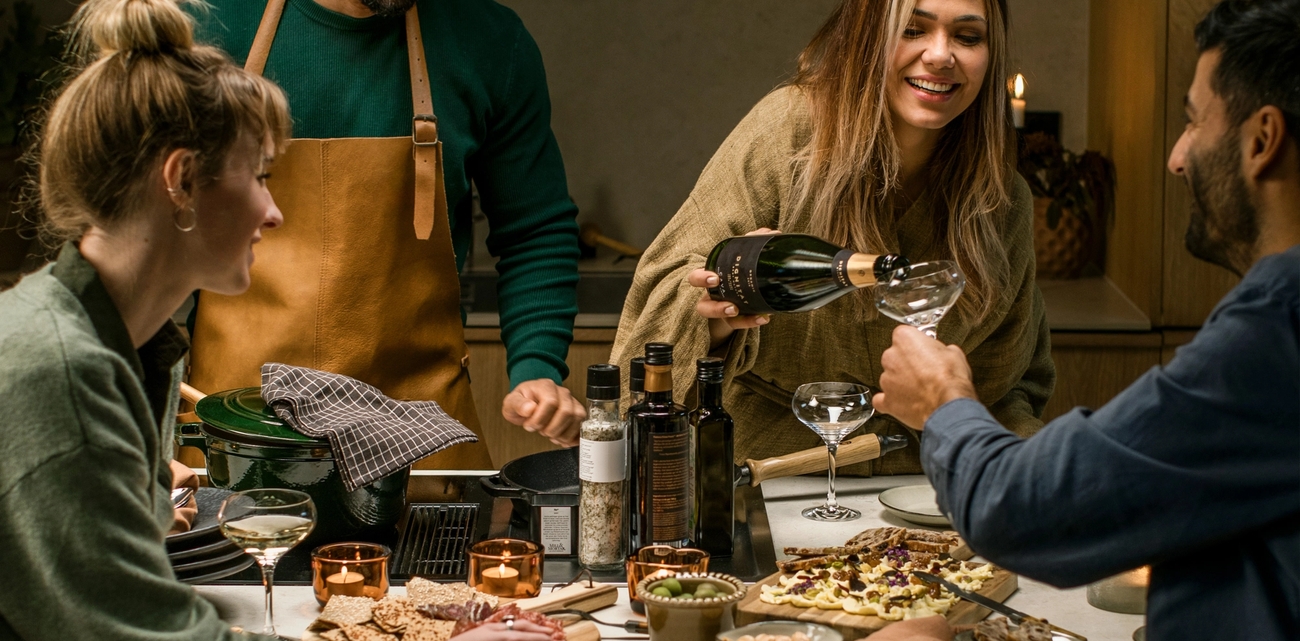 Personer som skålar med vackra glas runt ett bord