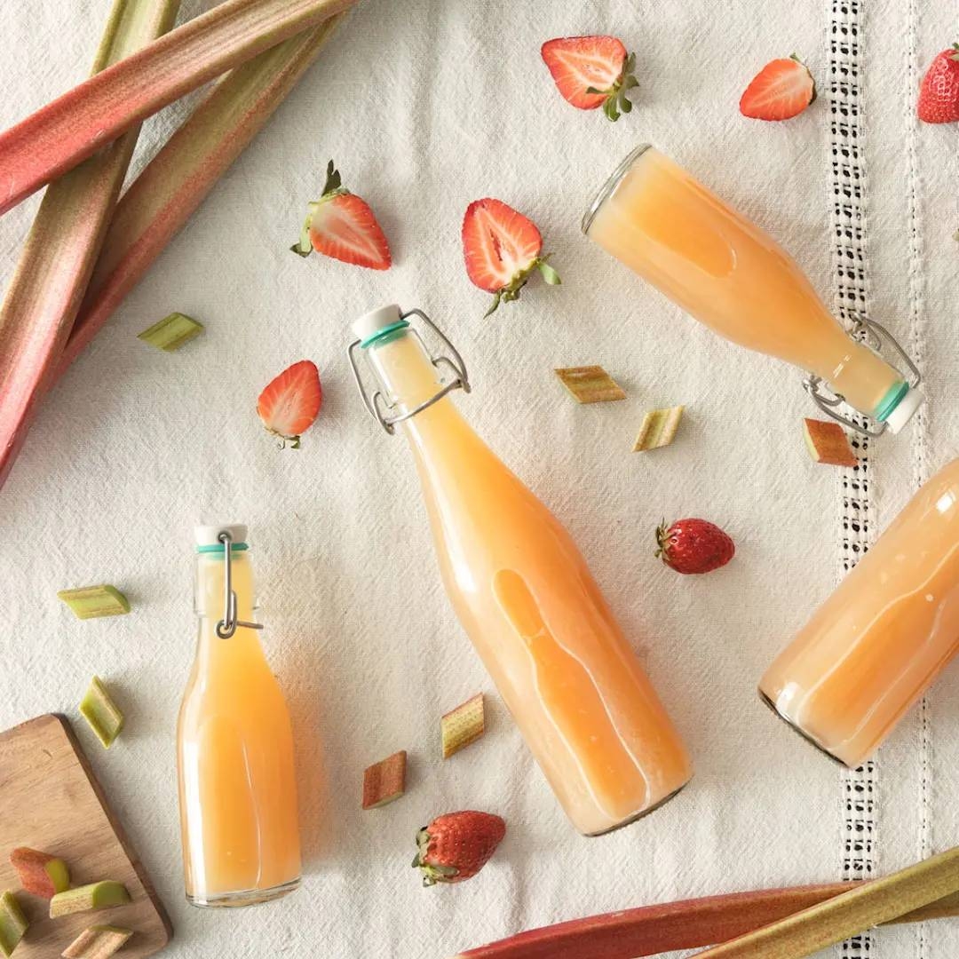 Marjukka lasipullot täynnä mehua