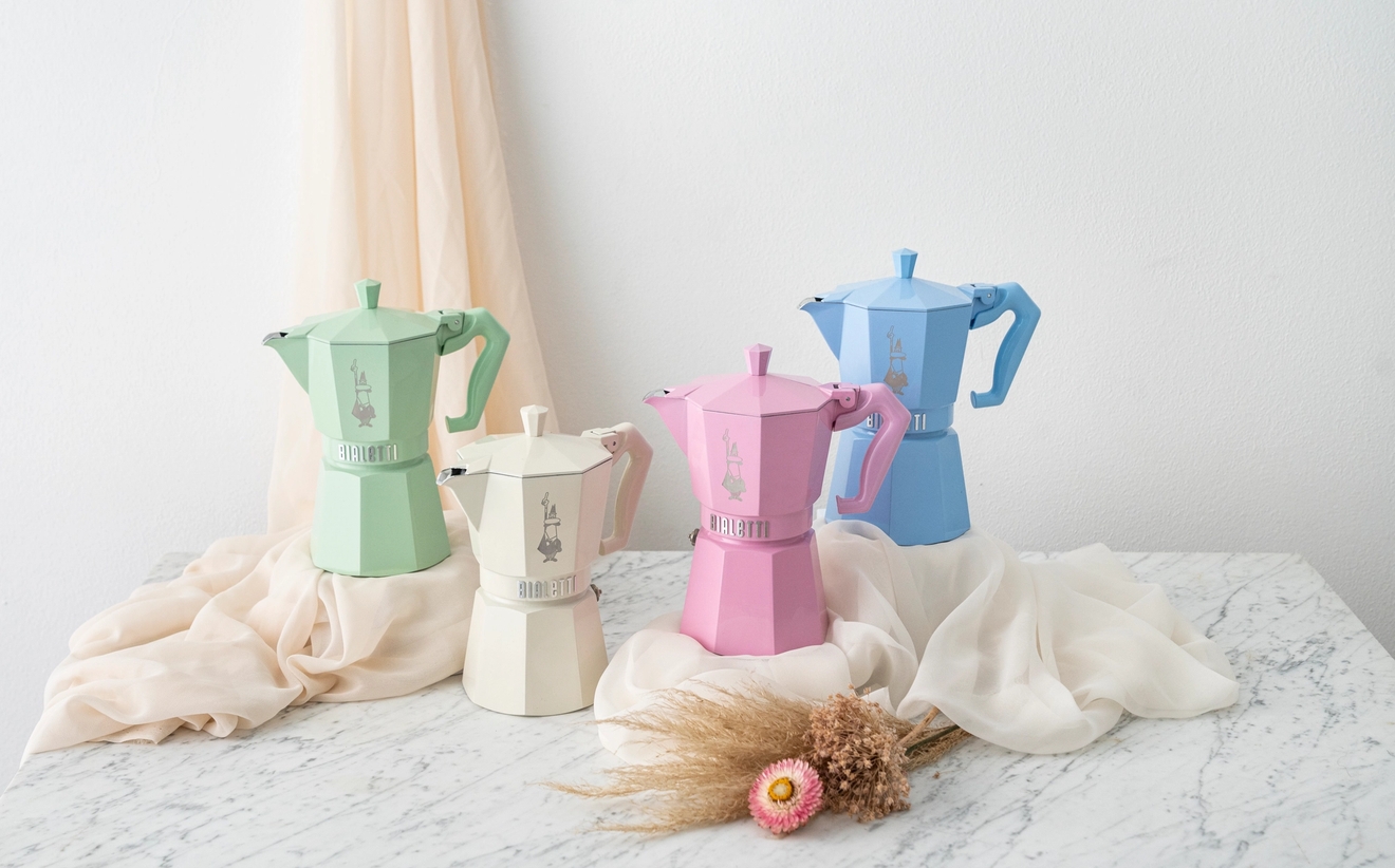 Moka expressbryggare i pastellfärgerna grön, rosa, blå och vit