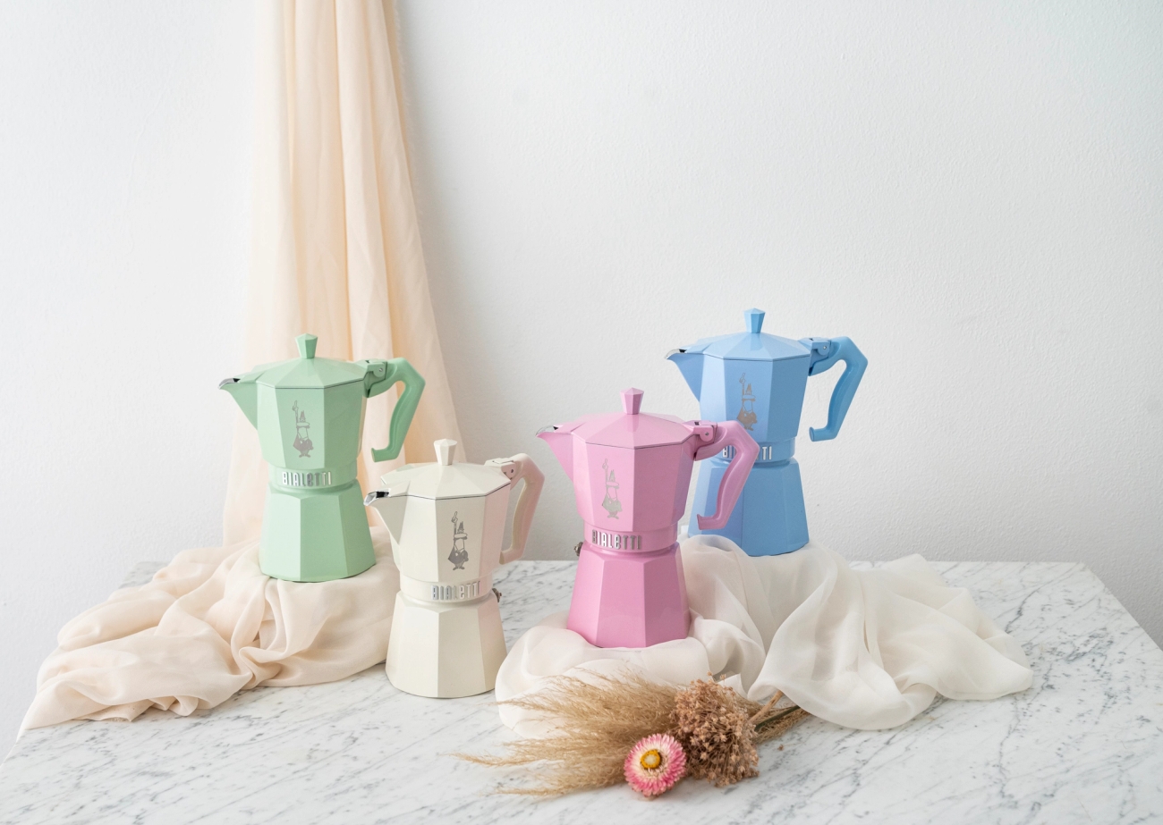 Moka expressbryggare i pastellfärgerna grön, rosa, blå och vit