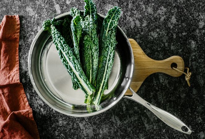 Rostfri stekpanna med kolblad 