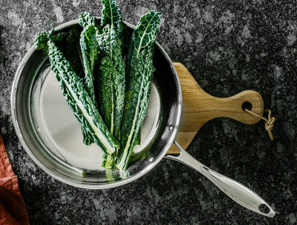 Rostfri stekpanna med kolblad