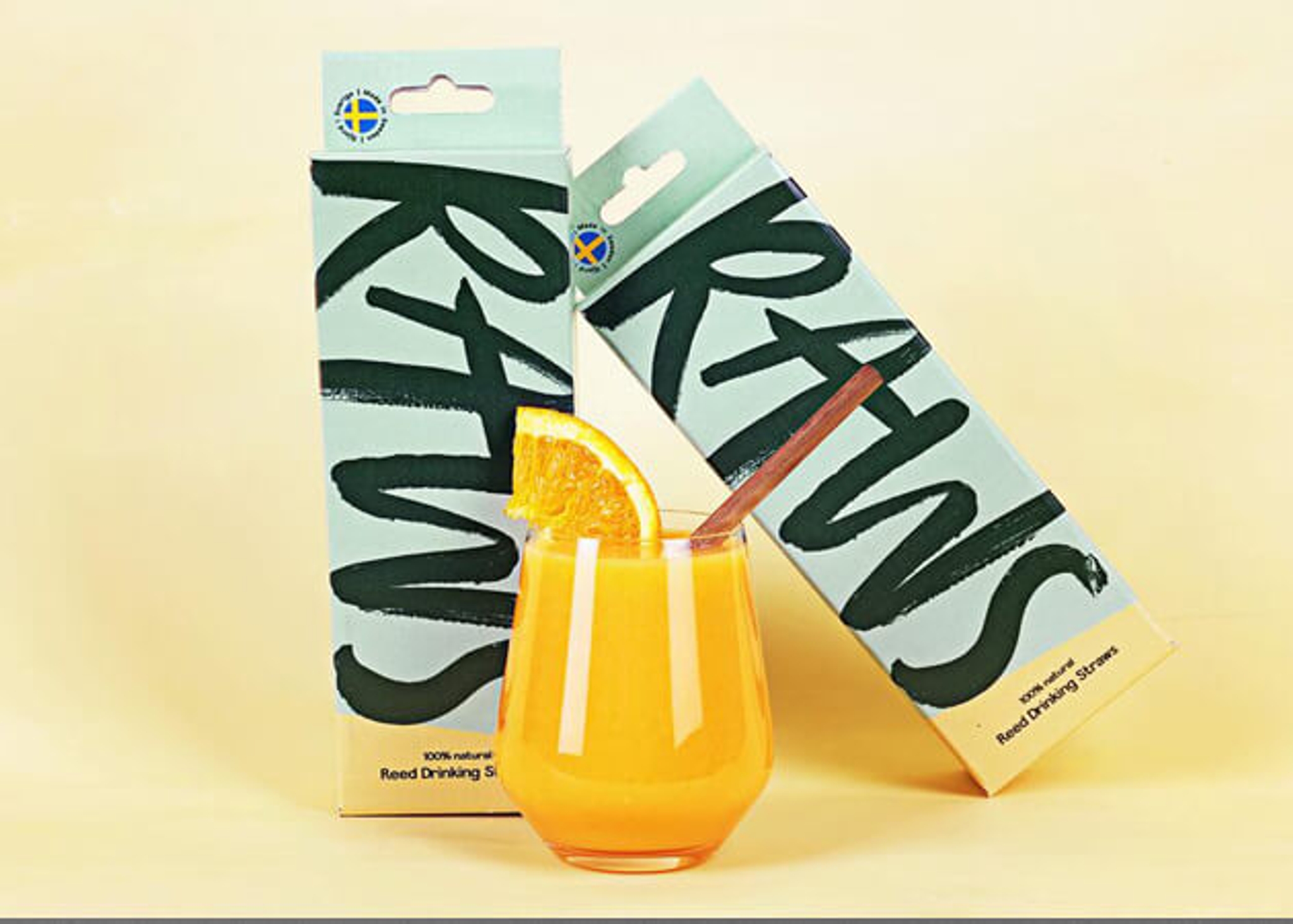 Raws sugrör i glas med apelsinjuice 