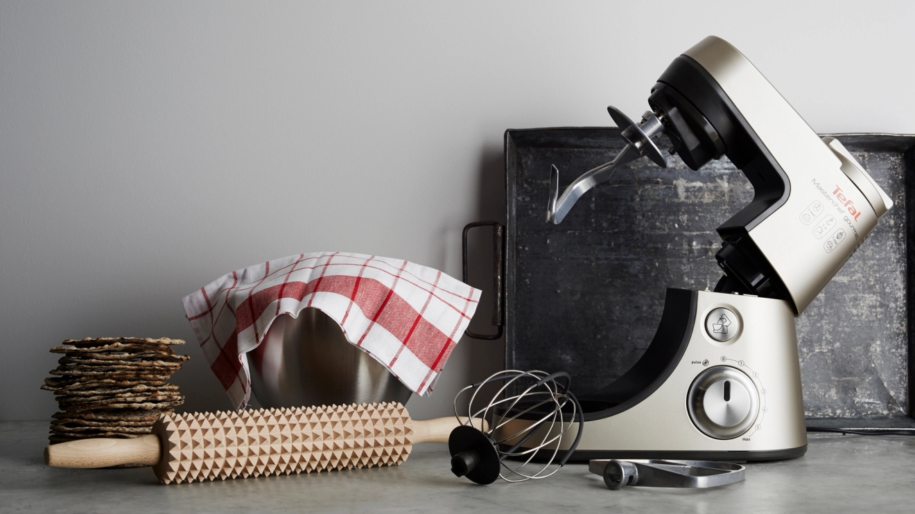 Bakemaskin på en kjøkkenbenk med et kjevle ved siden av