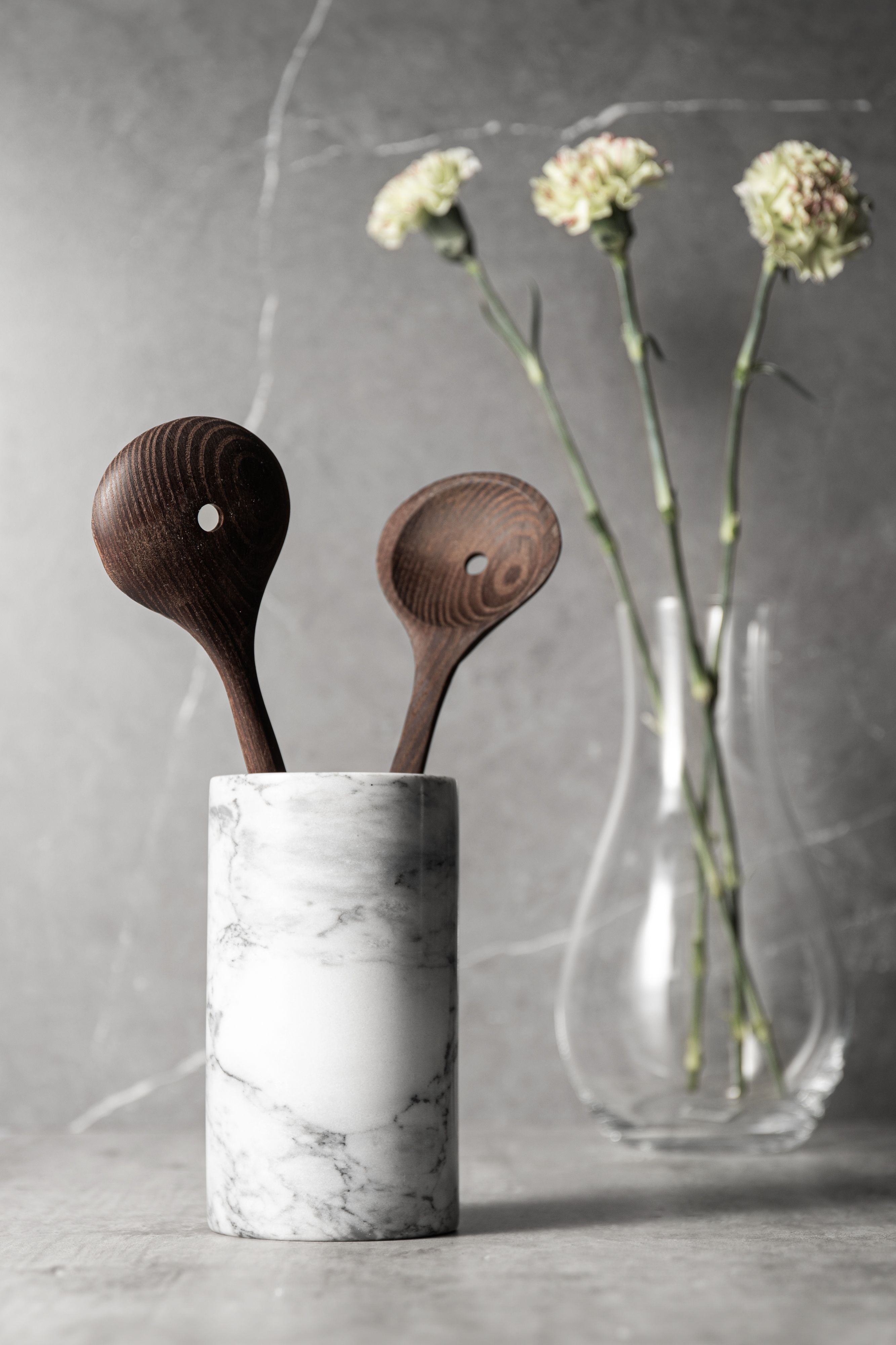 Marmori säilytin jossa puiset salaattiottimet marmorisella keittiön työtasolla