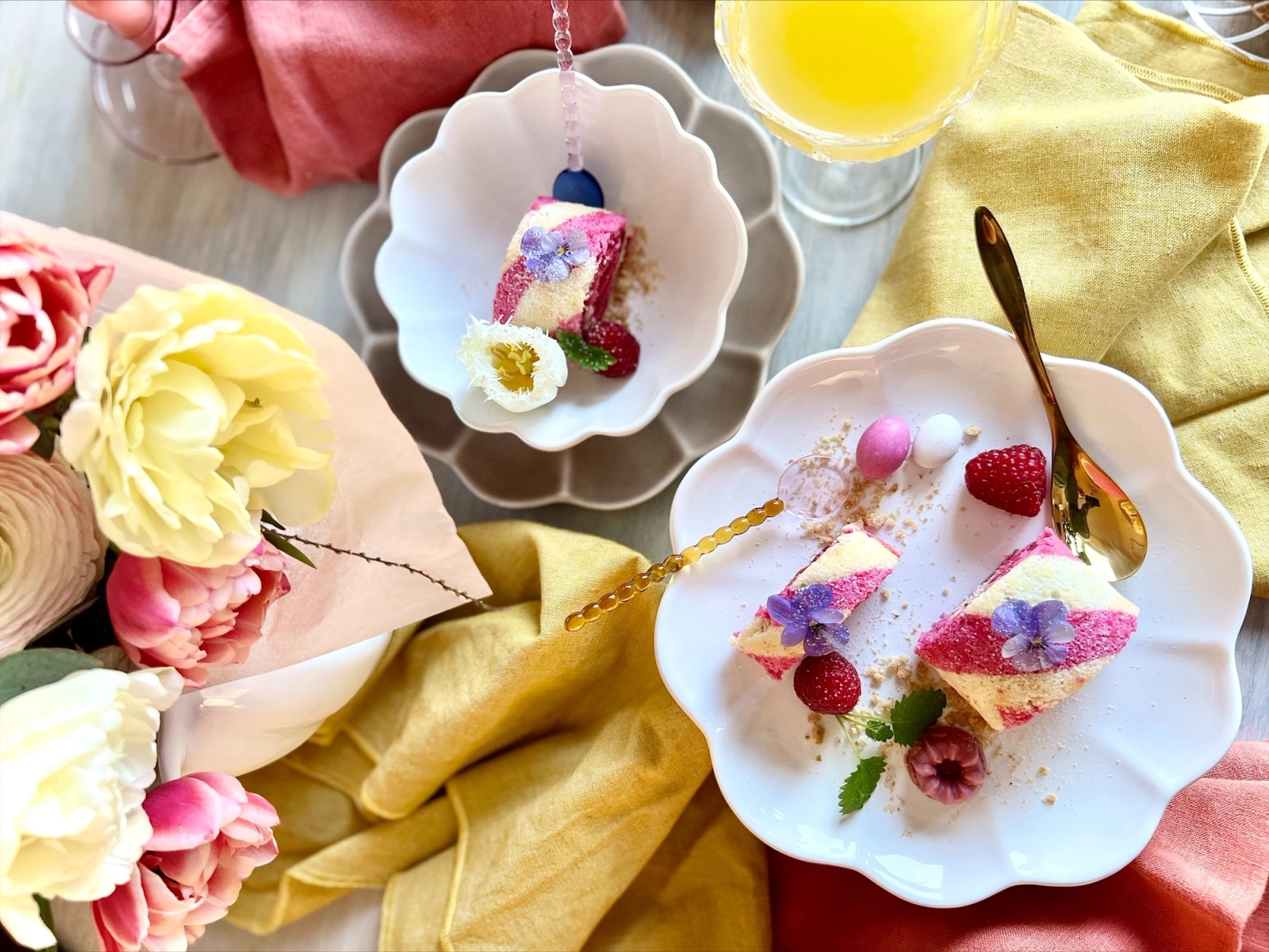 Desserttallrik med en härlig färgglad dessert på i rosa och gult