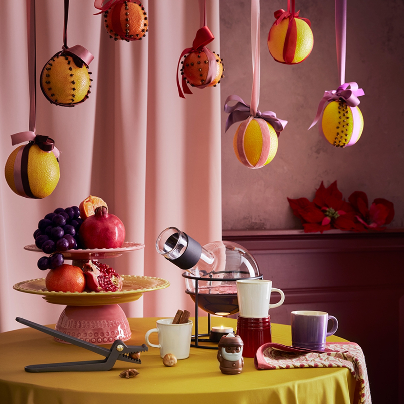 Glöggkanna på julbord med okragul duk